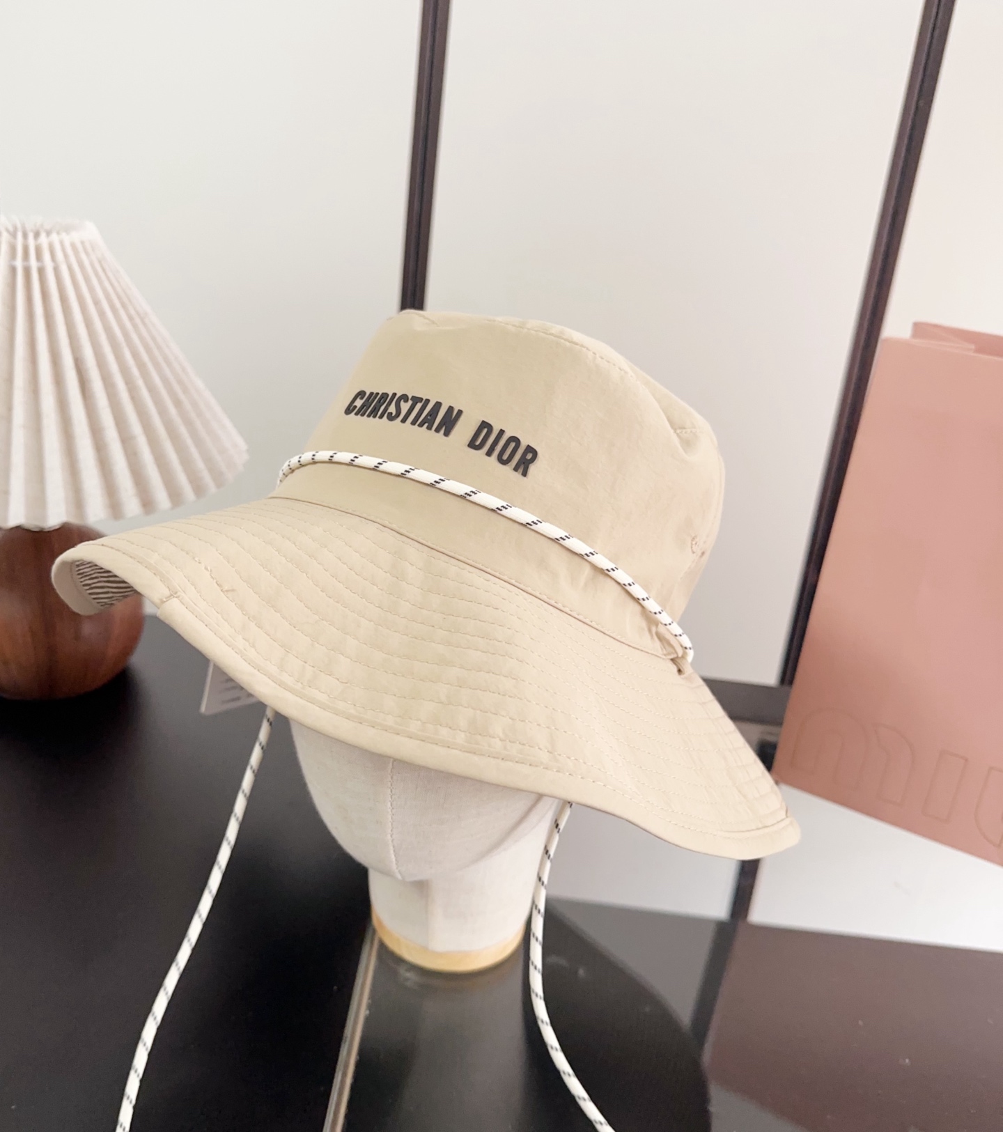 迪奥渔夫帽🧢休闲百搭款🆒👏饱满立体高颅顶❗️🔉帽型正点 弧度流畅线条自然💙神奇改善脸型，戴上立马脸小😎