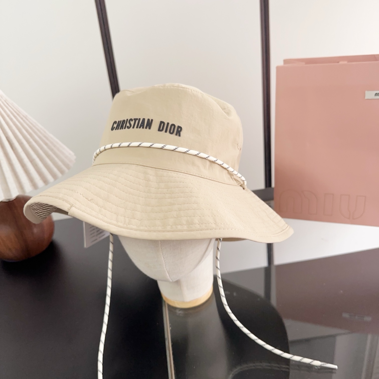 迪奥渔夫帽🧢休闲百搭款🆒👏饱满立体高颅顶❗️🔉帽型正点 弧度流畅线条自然💙神奇改善脸型，戴上立马脸小😎
