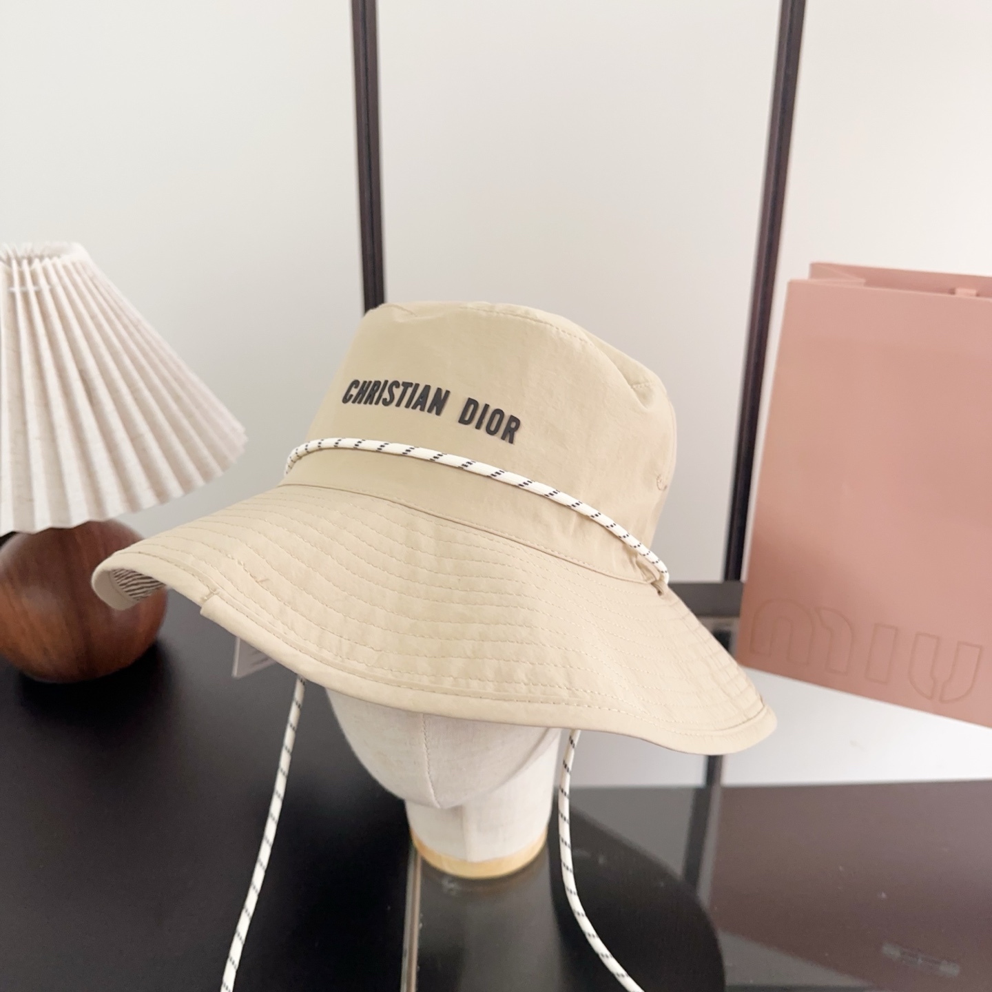迪奥渔夫帽🧢休闲百搭款🆒👏饱满立体高颅顶❗️🔉帽型正点 弧度流畅线条自然💙神奇改善脸型，戴上立马脸小😎