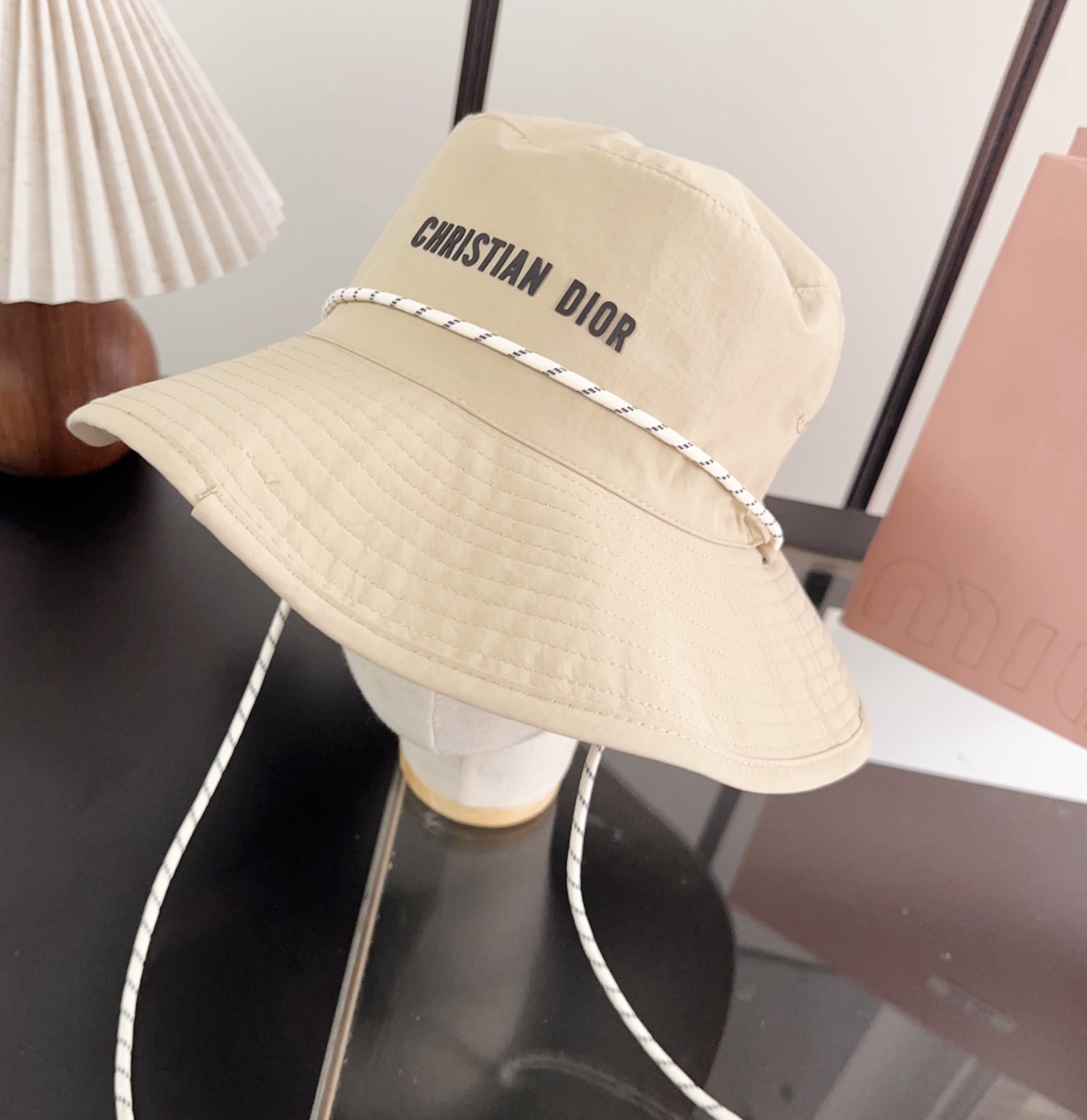 迪奥渔夫帽🧢休闲百搭款🆒👏饱满立体高颅顶❗️🔉帽型正点 弧度流畅线条自然💙神奇改善脸型，戴上立马脸小😎