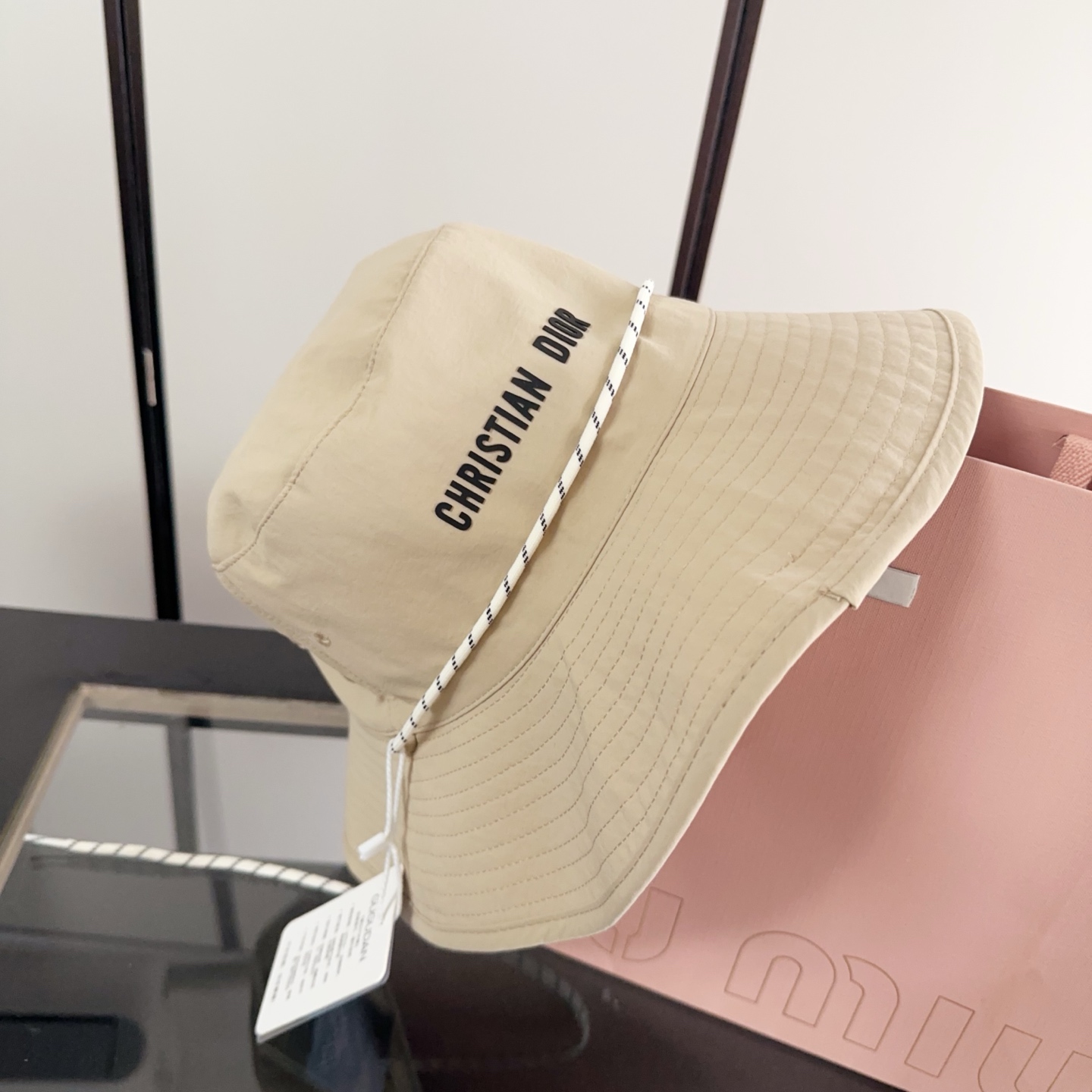 迪奥渔夫帽🧢休闲百搭款🆒👏饱满立体高颅顶❗️🔉帽型正点 弧度流畅线条自然💙神奇改善脸型，戴上立马脸小😎