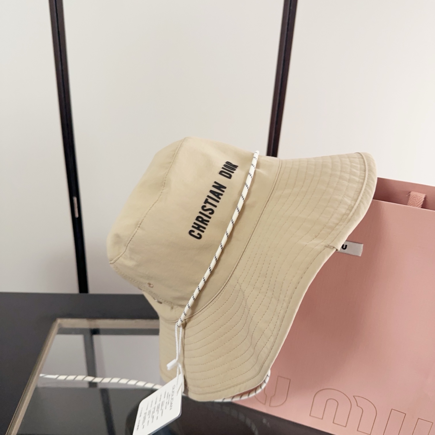 迪奥渔夫帽🧢休闲百搭款🆒👏饱满立体高颅顶❗️🔉帽型正点 弧度流畅线条自然💙神奇改善脸型，戴上立马脸小😎