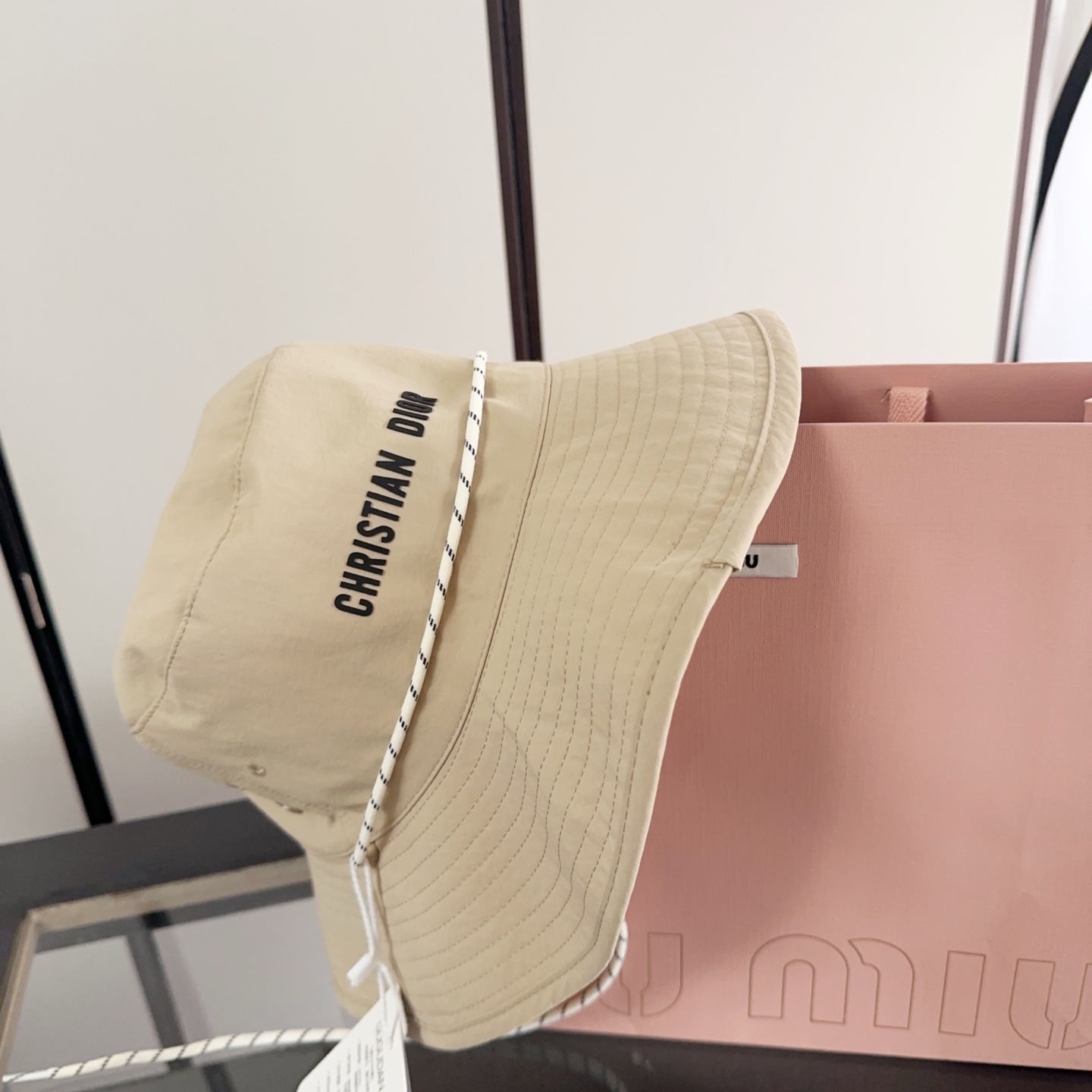 迪奥渔夫帽🧢休闲百搭款🆒👏饱满立体高颅顶❗️🔉帽型正点 弧度流畅线条自然💙神奇改善脸型，戴上立马脸小😎