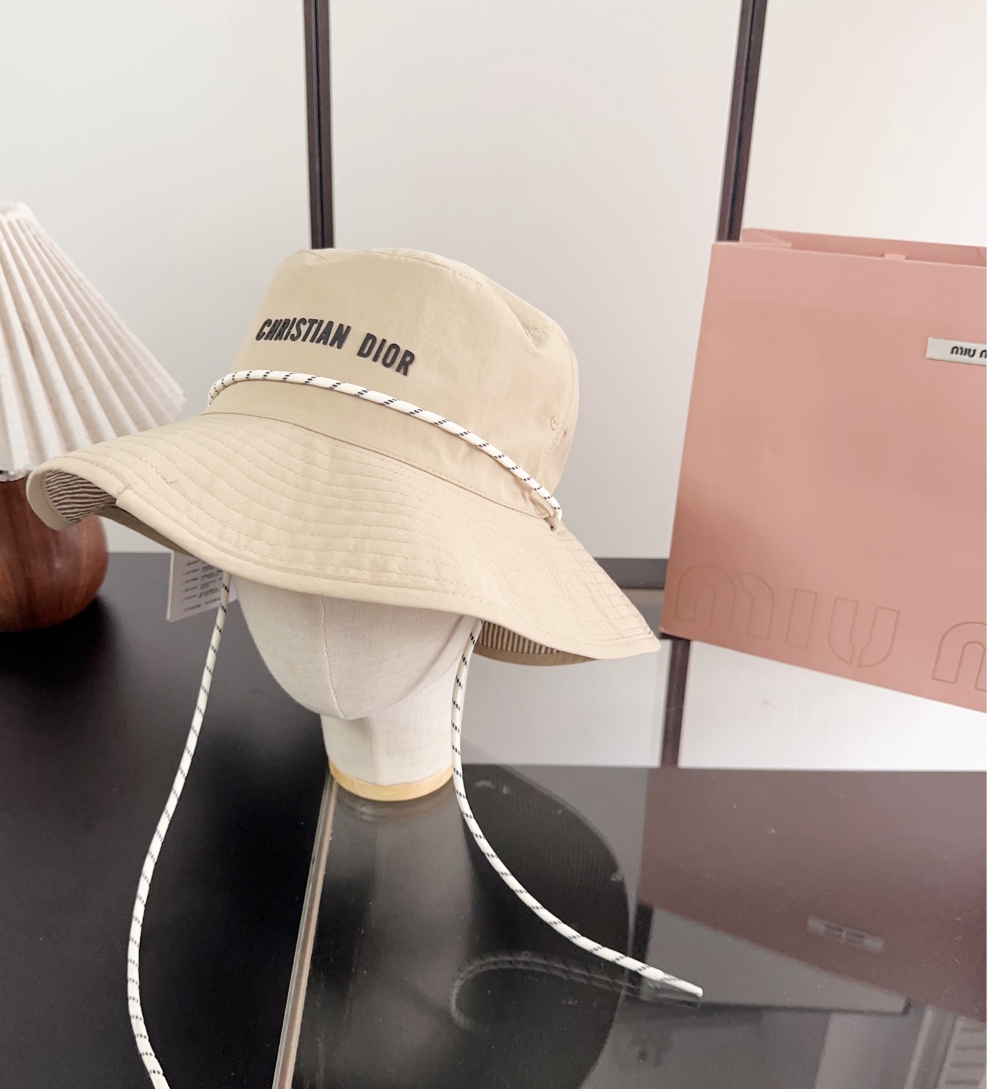 迪奥渔夫帽🧢休闲百搭款🆒👏饱满立体高颅顶❗️🔉帽型正点 弧度流畅线条自然💙神奇改善脸型，戴上立马脸小😎