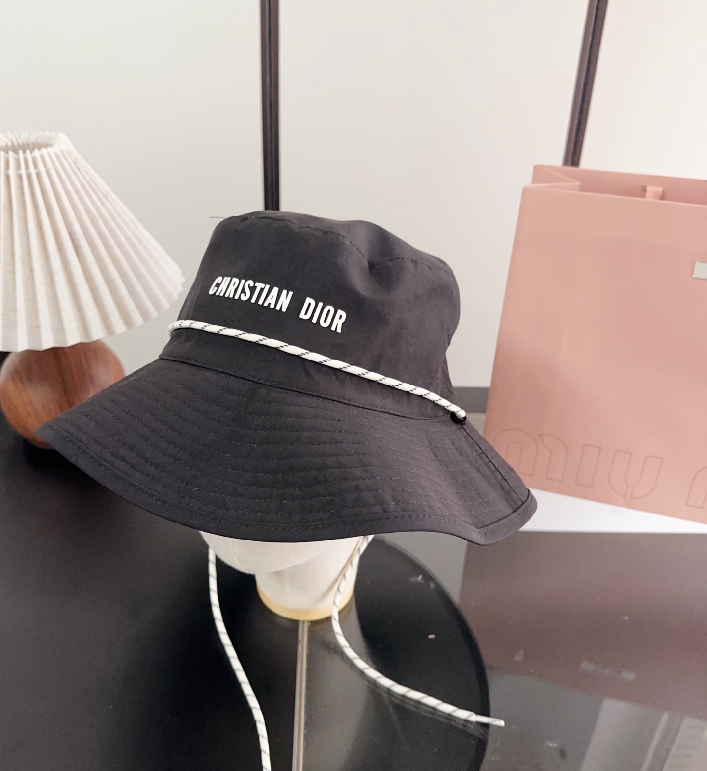 迪奥渔夫帽🧢休闲百搭款🆒👏饱满立体高颅顶❗️🔉帽型正点 弧度流畅线条自然💙神奇改善脸型，戴上立马脸小😎
