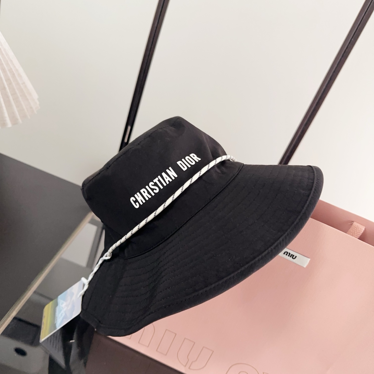 迪奥渔夫帽🧢休闲百搭款🆒👏饱满立体高颅顶❗️🔉帽型正点 弧度流畅线条自然💙神奇改善脸型，戴上立马脸小😎