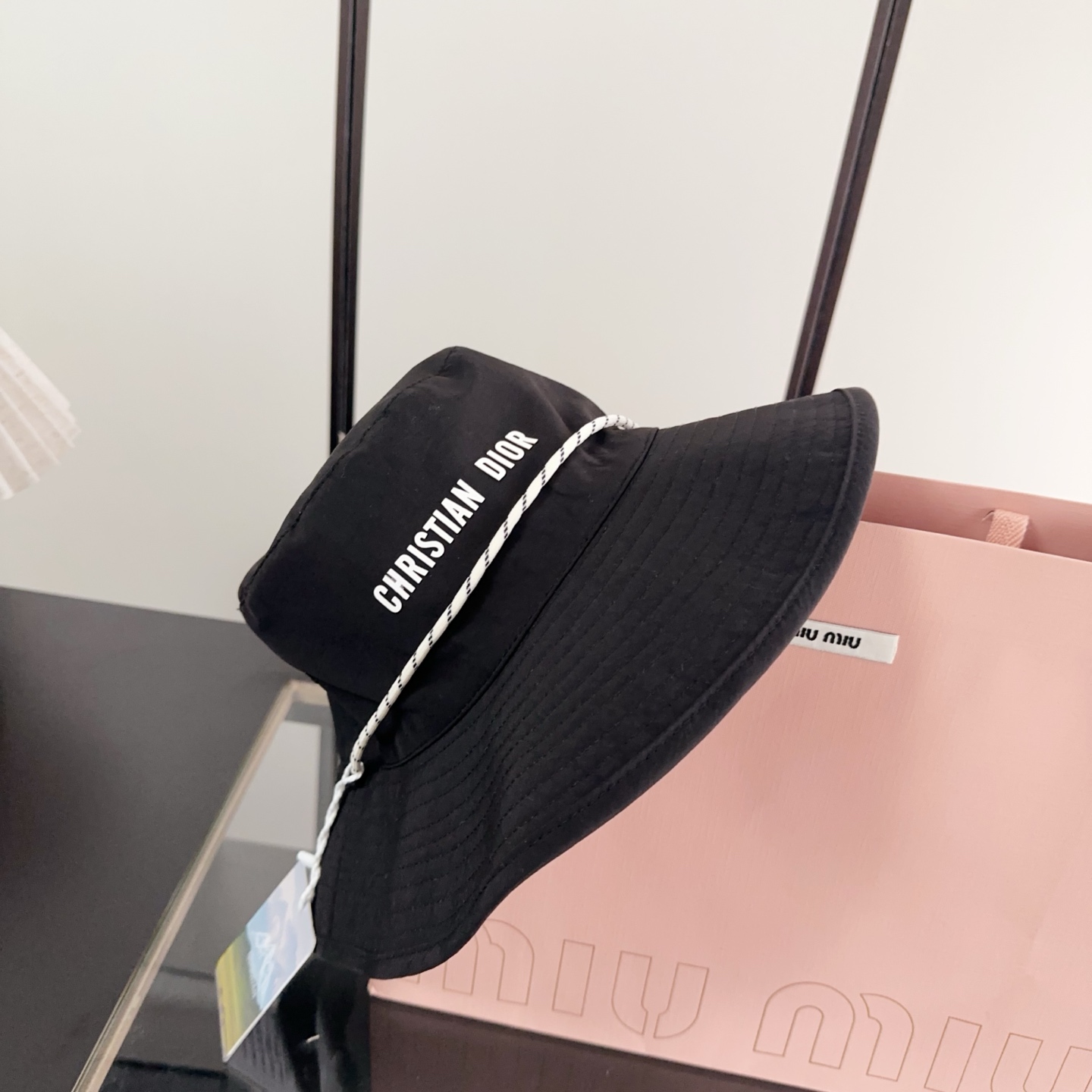 迪奥渔夫帽🧢休闲百搭款🆒👏饱满立体高颅顶❗️🔉帽型正点 弧度流畅线条自然💙神奇改善脸型，戴上立马脸小😎