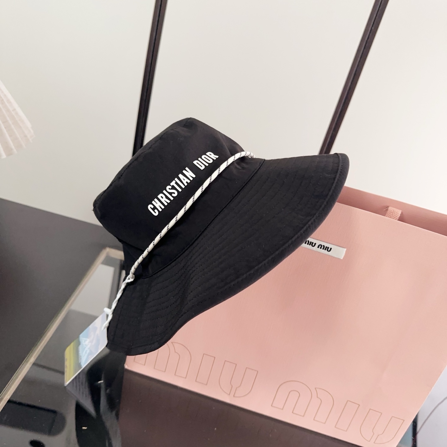 迪奥渔夫帽🧢休闲百搭款🆒👏饱满立体高颅顶❗️🔉帽型正点 弧度流畅线条自然💙神奇改善脸型，戴上立马脸小😎