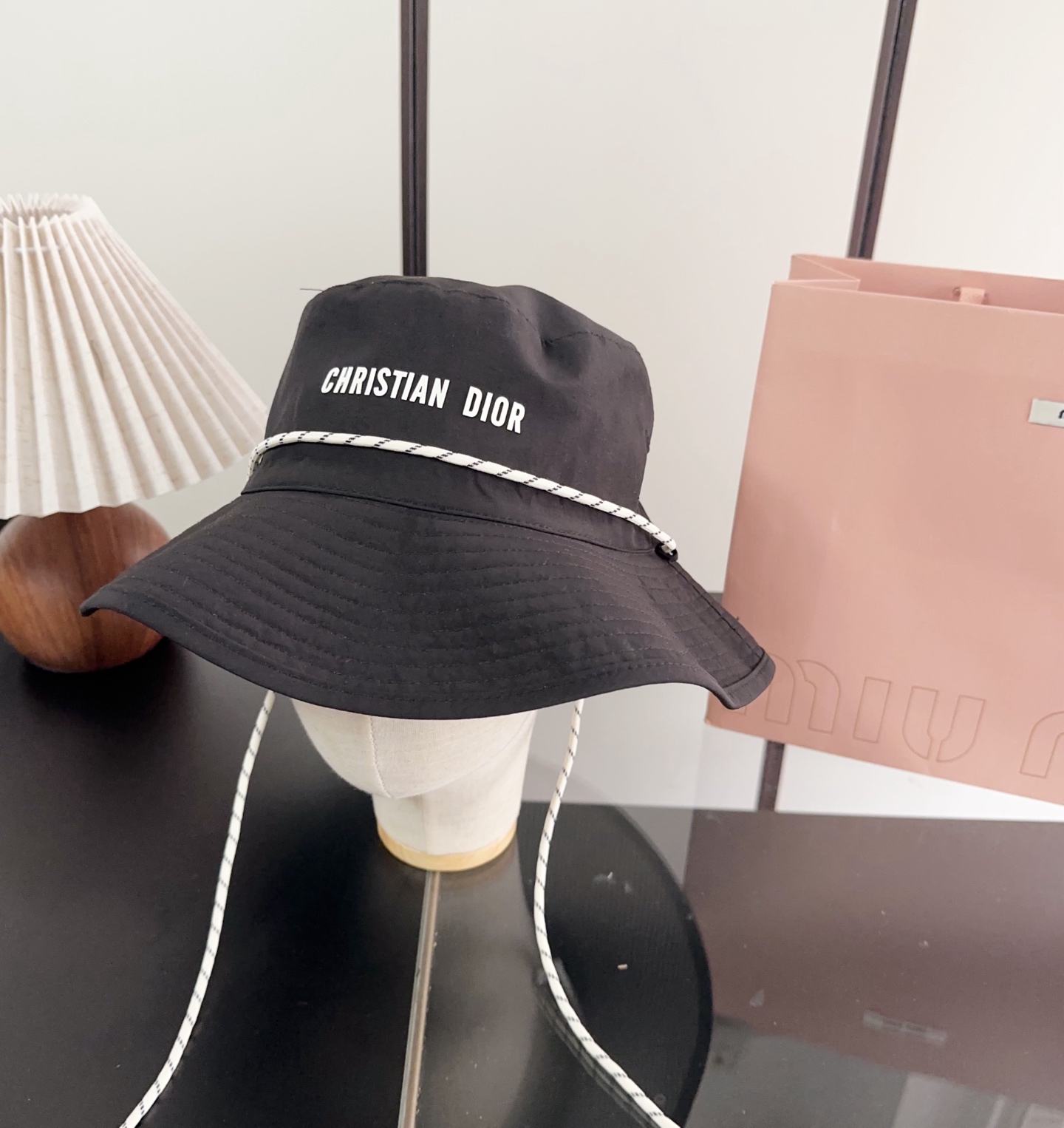 迪奥渔夫帽🧢休闲百搭款🆒👏饱满立体高颅顶❗️🔉帽型正点 弧度流畅线条自然💙神奇改善脸型，戴上立马脸小😎