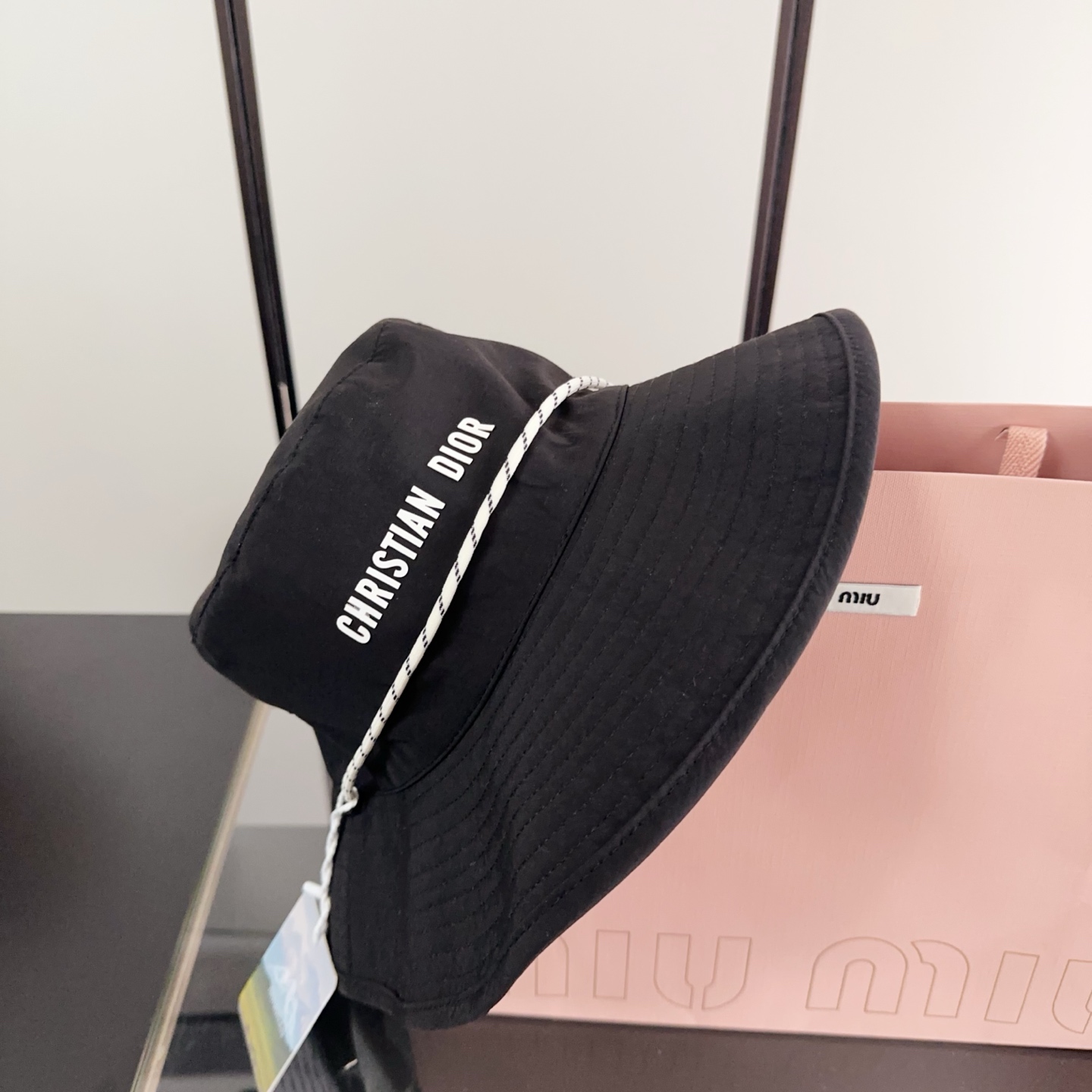 迪奥渔夫帽🧢休闲百搭款🆒👏饱满立体高颅顶❗️🔉帽型正点 弧度流畅线条自然💙神奇改善脸型，戴上立马脸小😎