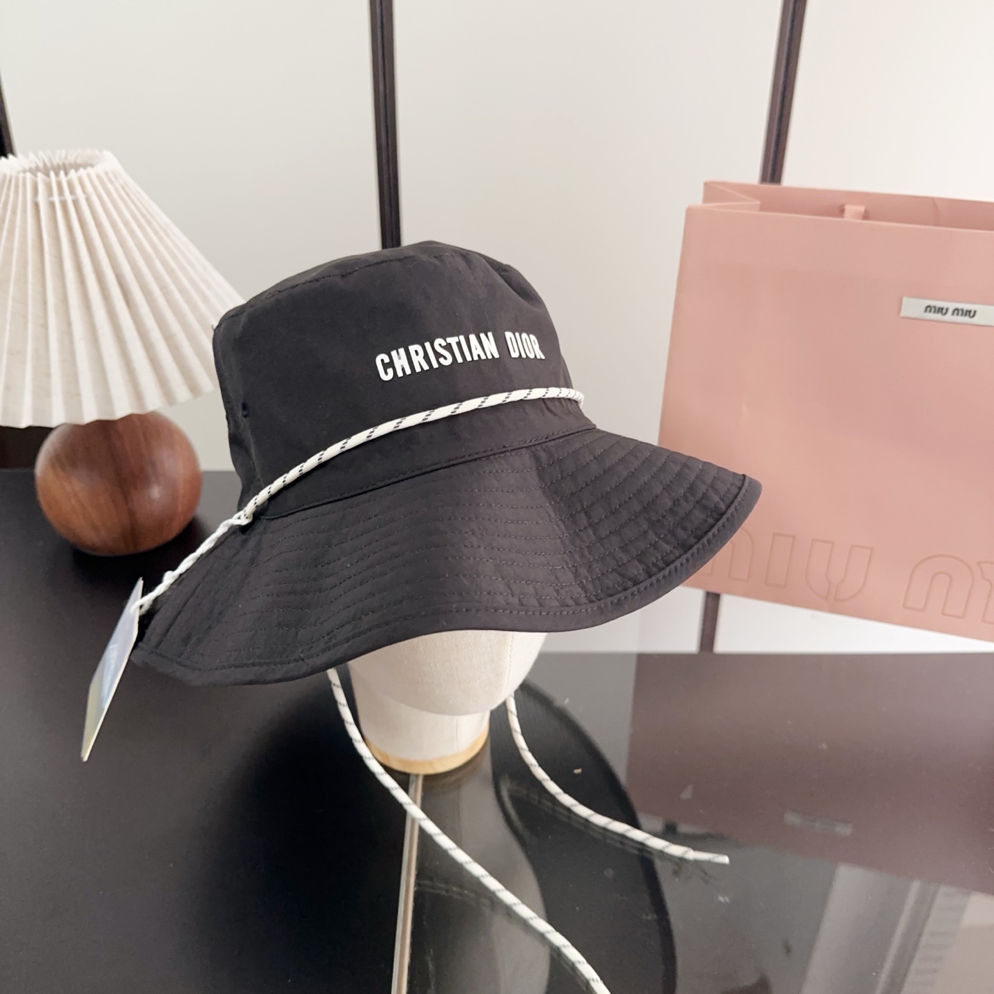 迪奥渔夫帽🧢休闲百搭款🆒👏饱满立体高颅顶❗️🔉帽型正点 弧度流畅线条自然💙神奇改善脸型，戴上立马脸小😎
