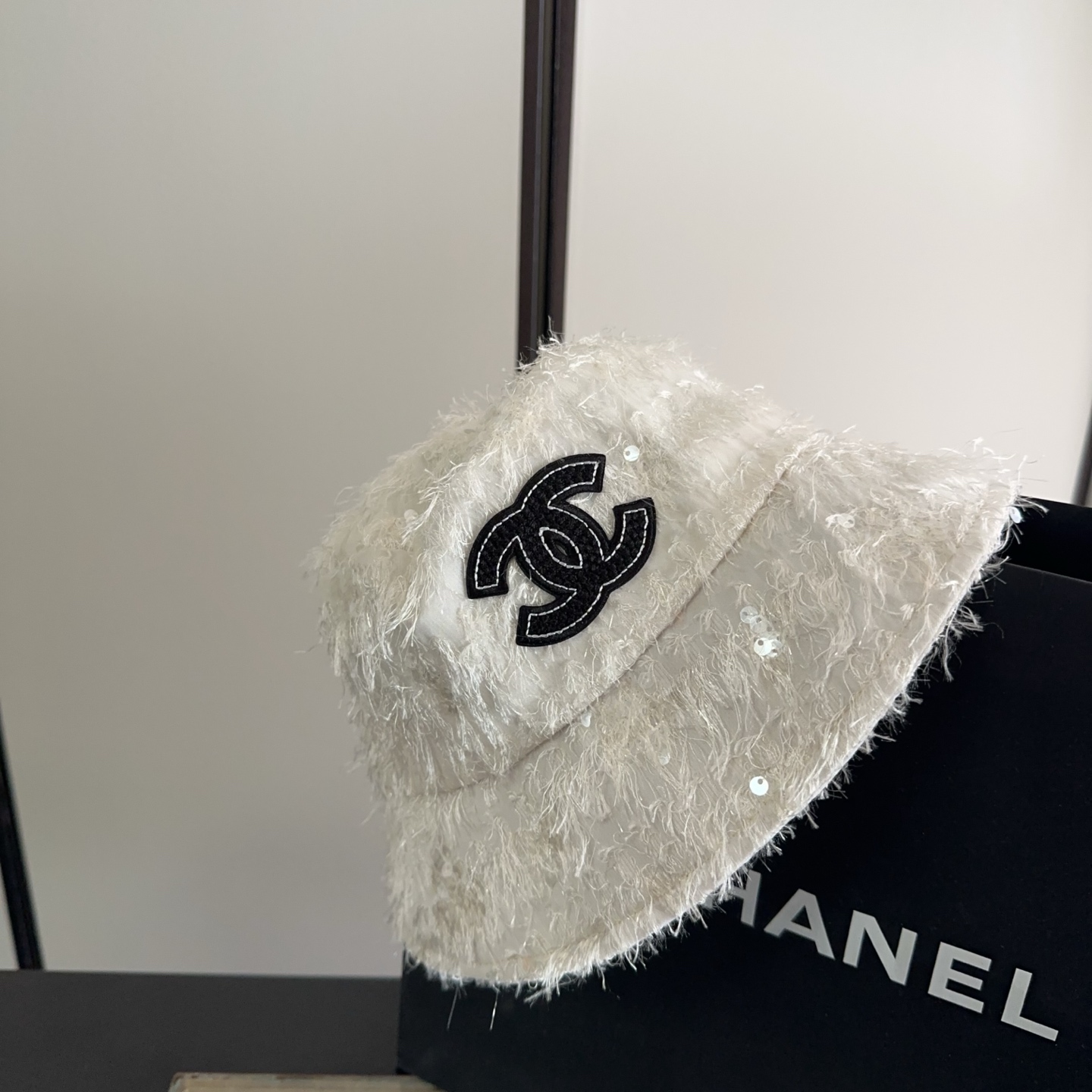 Chanel 渔夫帽 让兼顾时尚和遮阳的简约桶帽出游拍照📷拗造型必备敲显脸小