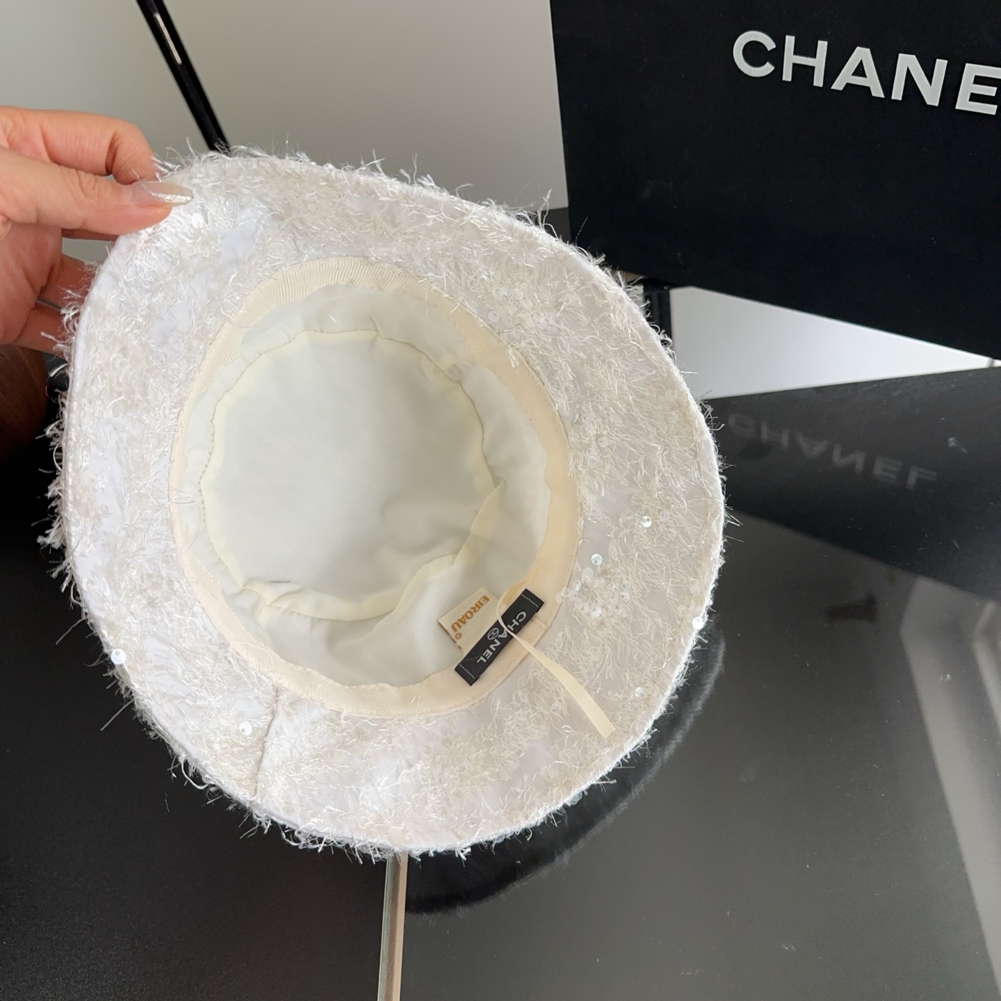 Chanel 渔夫帽 让兼顾时尚和遮阳的简约桶帽出游拍照📷拗造型必备敲显脸小
