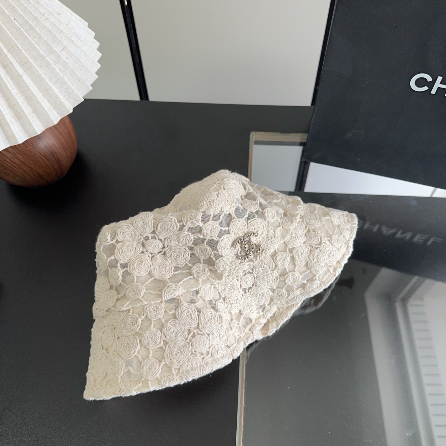 Chanel 渔夫帽 让兼顾时尚和遮阳的简约桶帽出游拍照📷拗造型必备敲显脸小