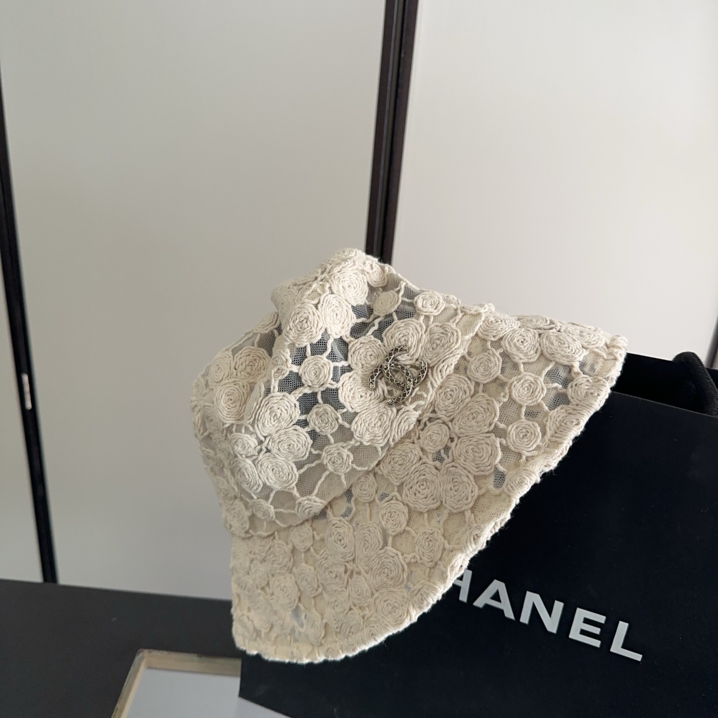 Chanel 渔夫帽 让兼顾时尚和遮阳的简约桶帽出游拍照📷拗造型必备敲显脸小