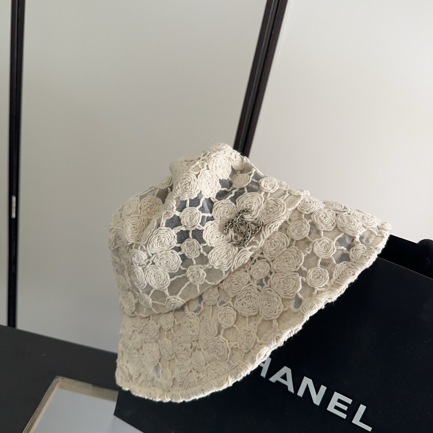 Chanel 渔夫帽 让兼顾时尚和遮阳的简约桶帽出游拍照📷拗造型必备敲显脸小