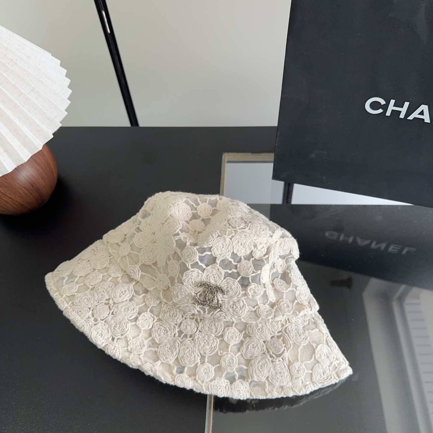 Chanel 渔夫帽 让兼顾时尚和遮阳的简约桶帽出游拍照📷拗造型必备敲显脸小