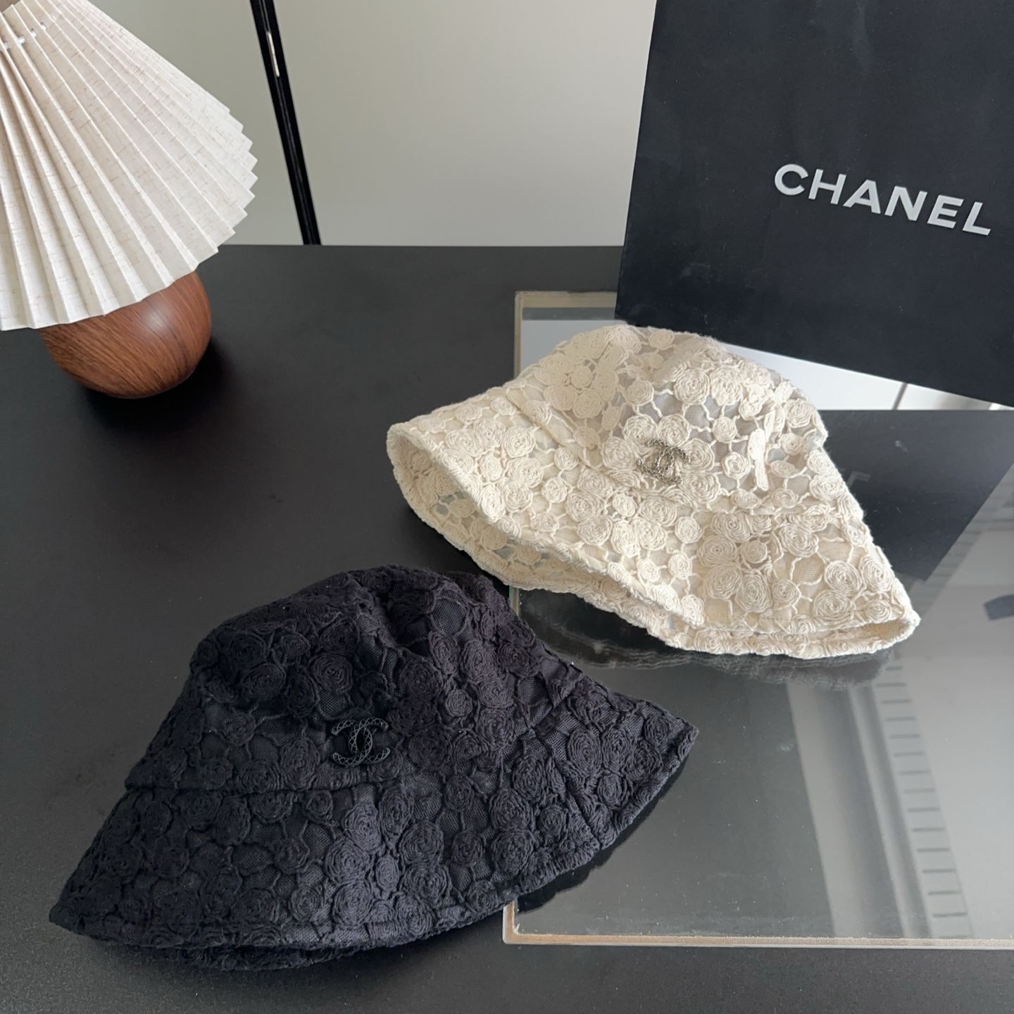 Chanel 渔夫帽 让兼顾时尚和遮阳的简约桶帽出游拍照📷拗造型必备敲显脸小