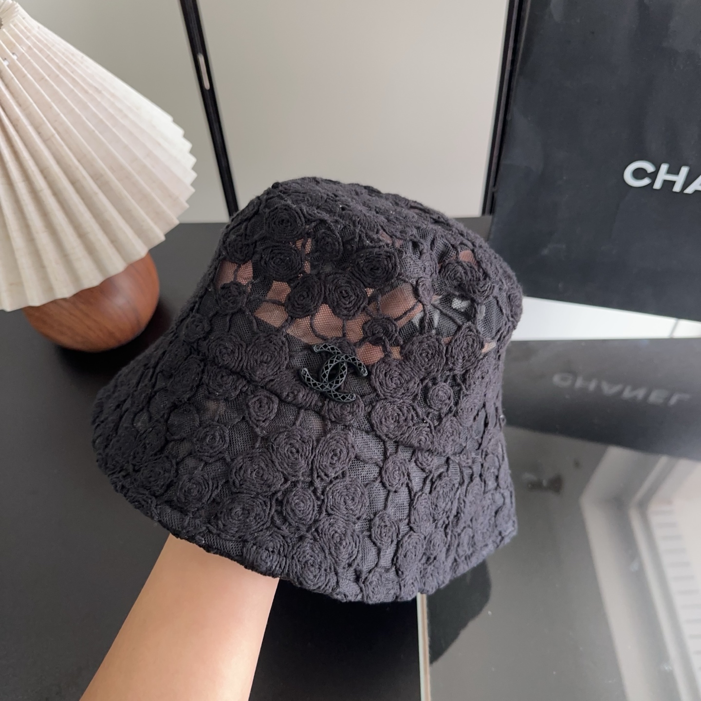 Chanel 渔夫帽 让兼顾时尚和遮阳的简约桶帽出游拍照📷拗造型必备敲显脸小