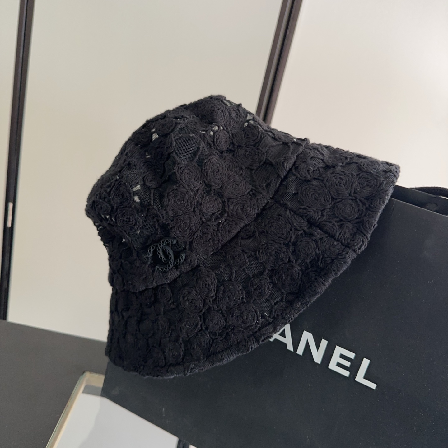 Chanel 渔夫帽 让兼顾时尚和遮阳的简约桶帽出游拍照📷拗造型必备敲显脸小