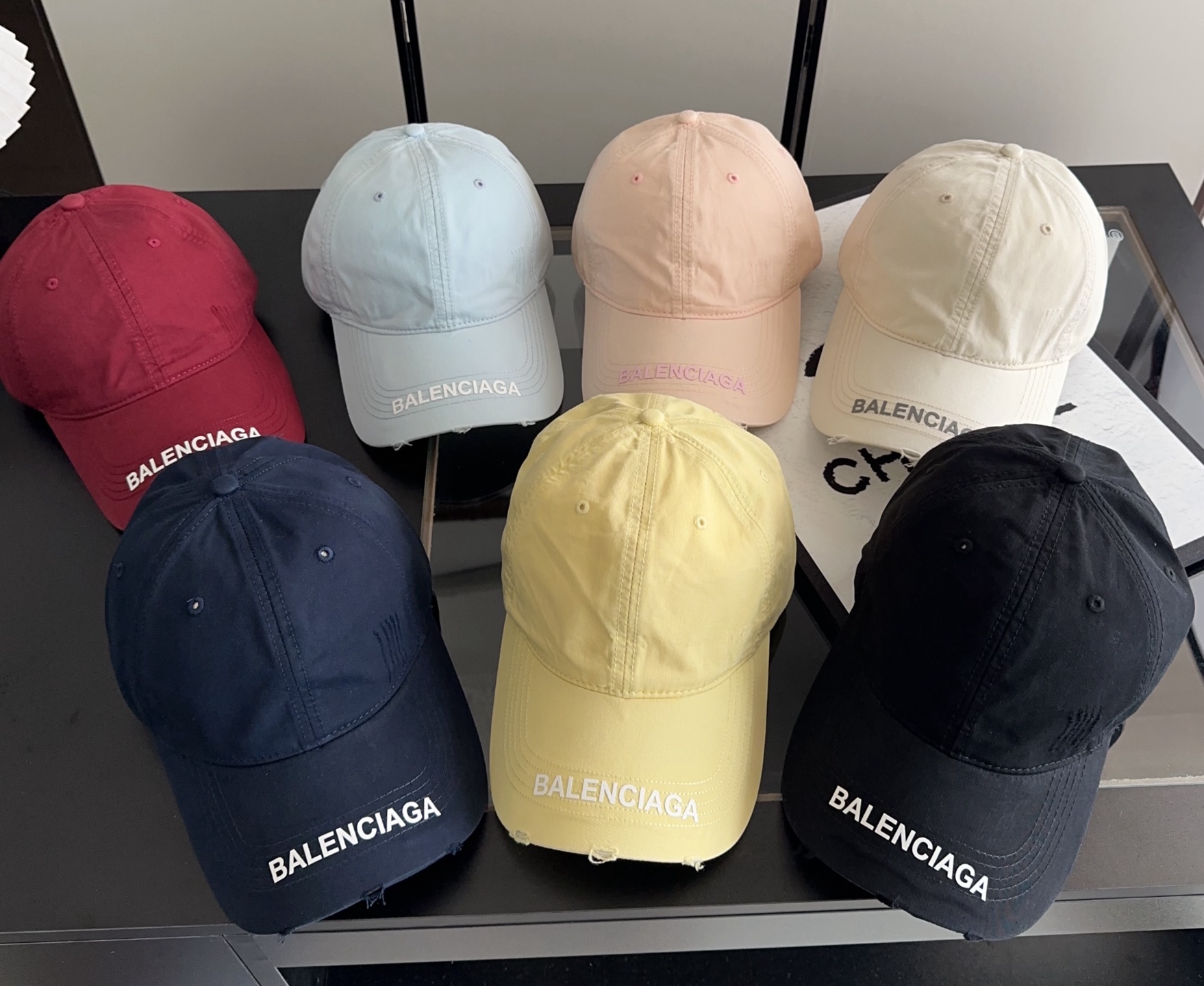Balencia*a 巴黎世家刺绣字母新款棒球帽现货秒发🧢简约时尚超级无敌好看的帽子！情侣款！