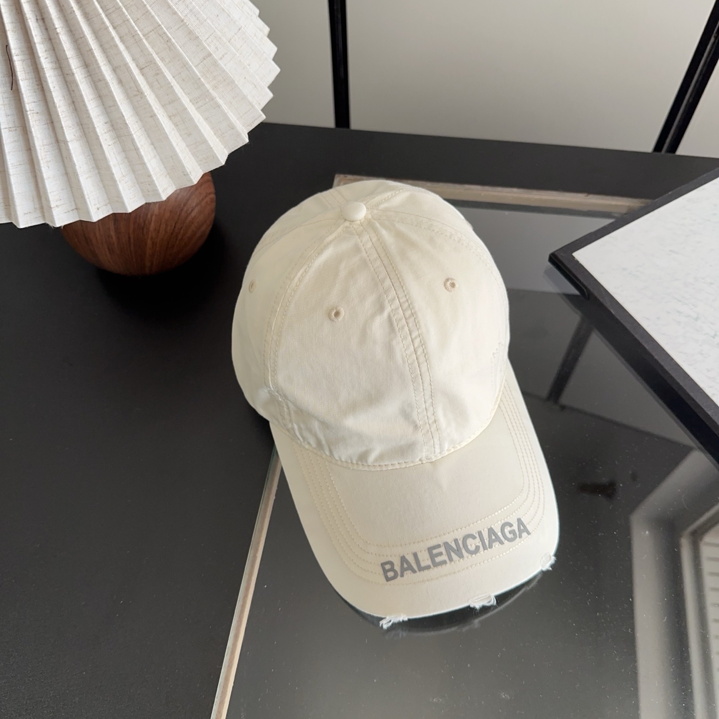 Balencia*a 巴黎世家刺绣字母新款棒球帽现货秒发🧢简约时尚超级无敌好看的帽子！情侣款！