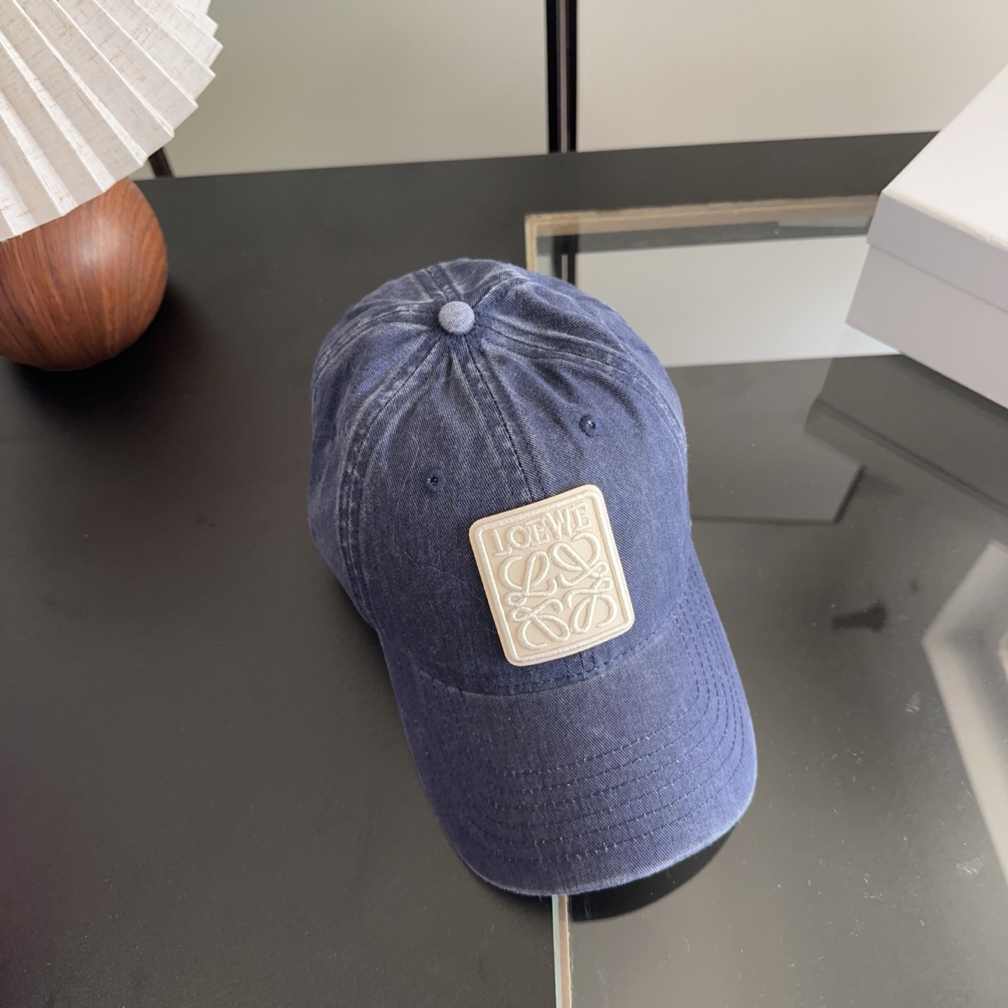 Loewe罗意威26春棒球们颜值担当，遮阳挡风的四季款，闭眼入不会撞款喔！版型挺阔 面料很好喔