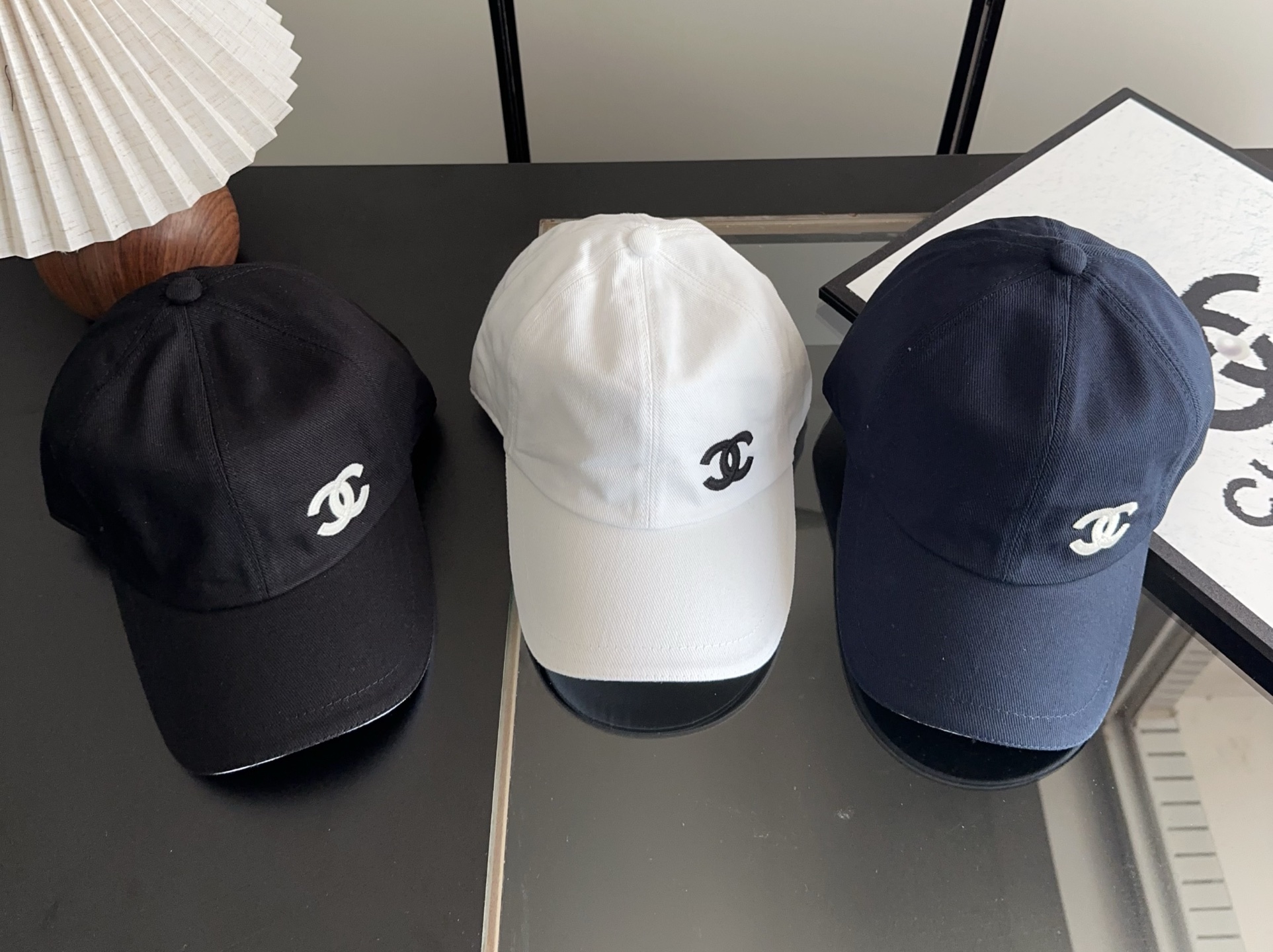 香奈儿新款经典休闲潮流款 上架简约棒球帽🧢日韩风格，随便搭配都超好看！出门旅游，绝对要入手的一款