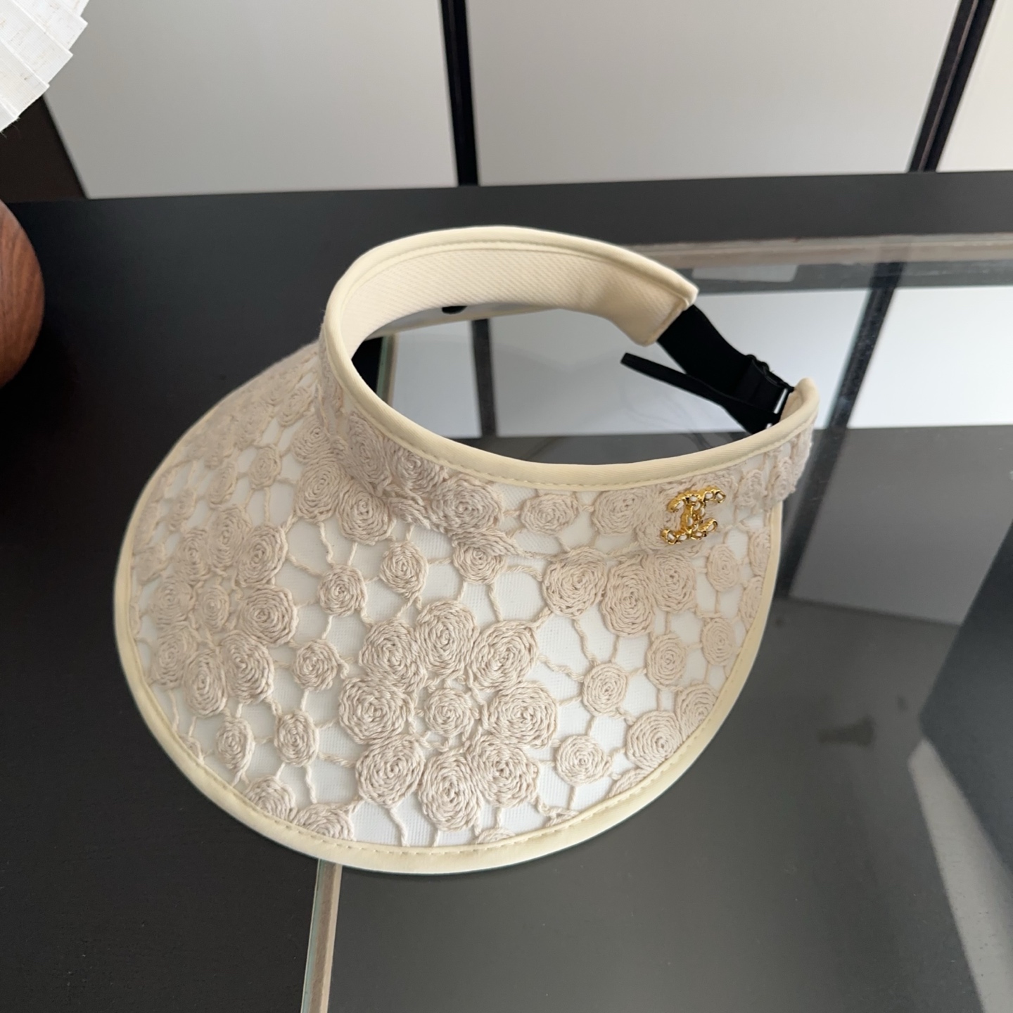 香奈儿CHANEL空顶帽，夏天必备单品，因为真的太好搭，夏天搭配清凉夏日风情真的超级文艺范～随便一身小白