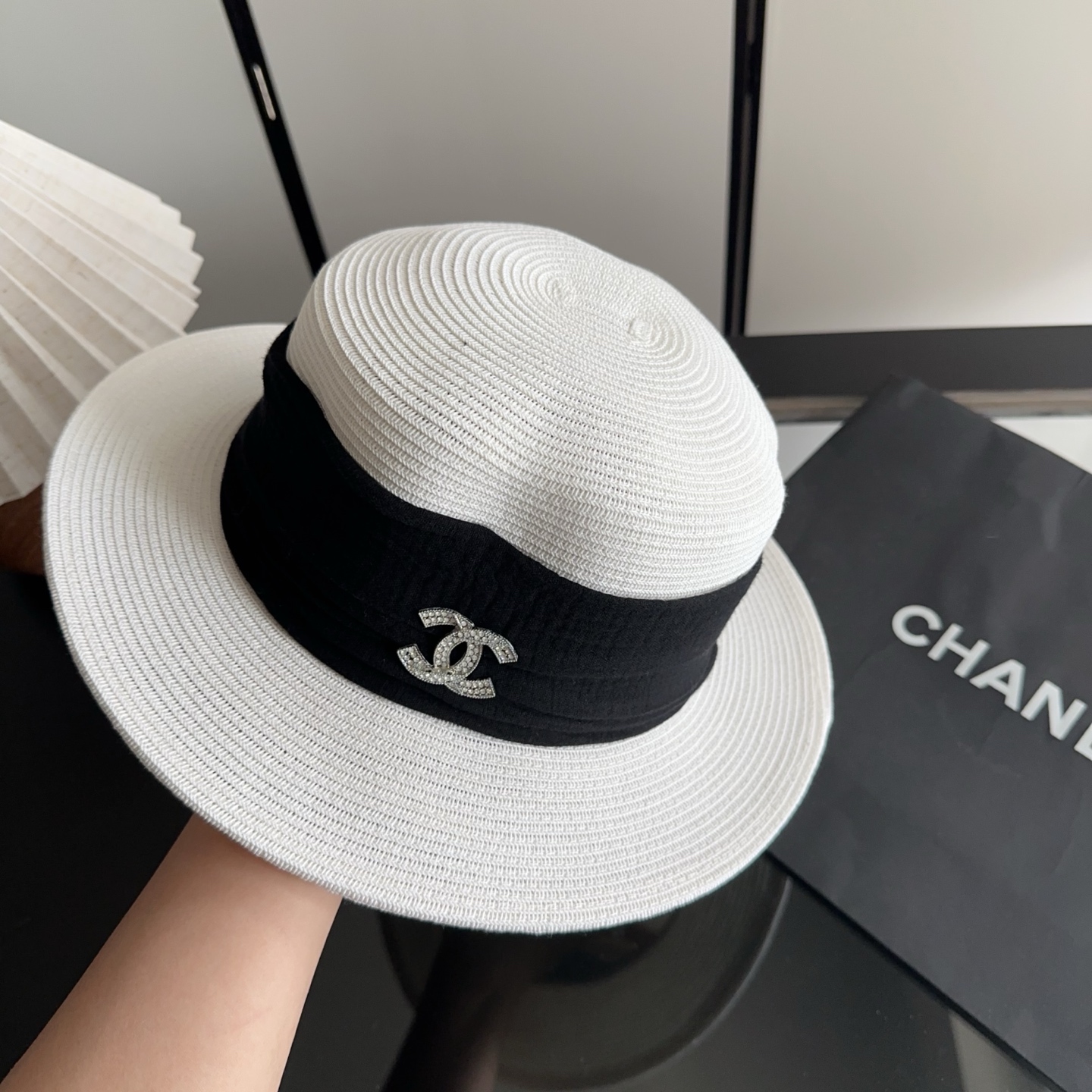 CHANEL香奈儿2026新款平顶草帽 夏天海边首选～新款材质编织而成～质感满分💯