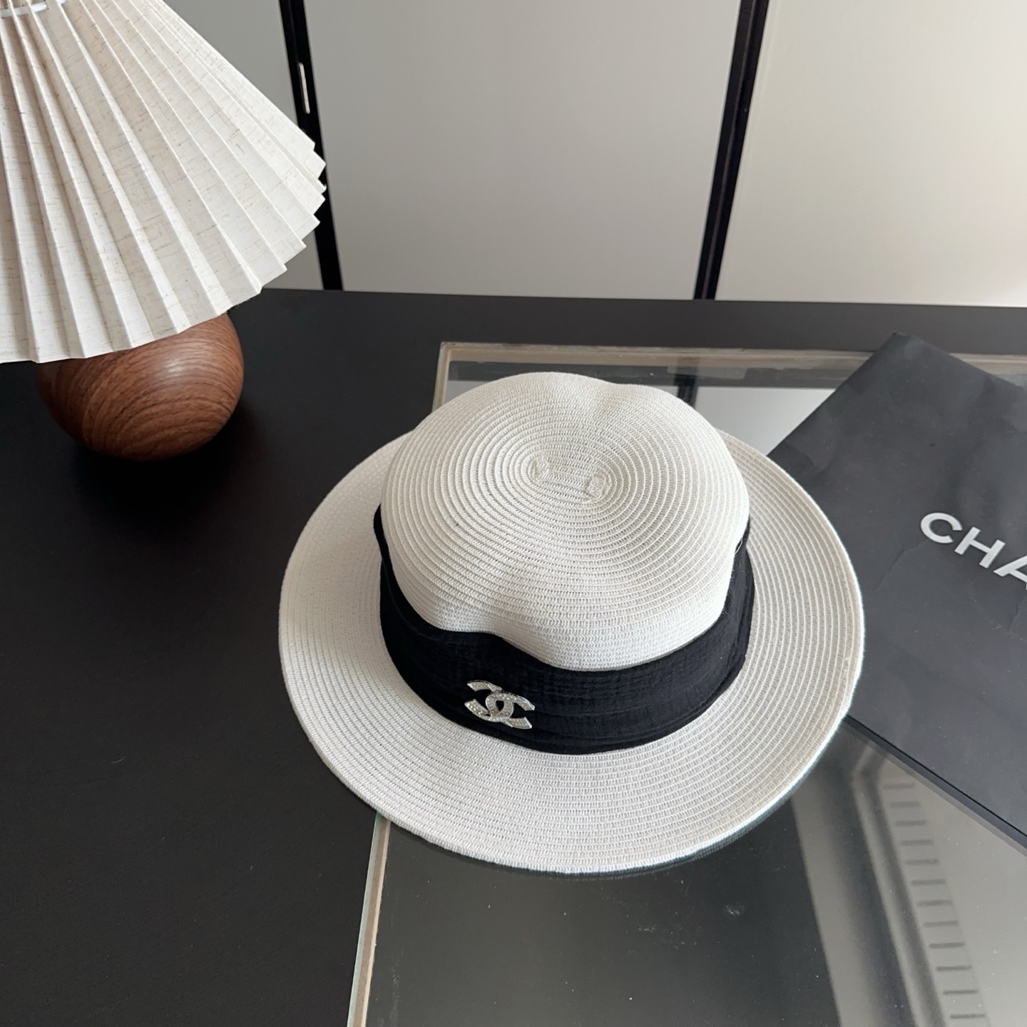 CHANEL香奈儿2026新款平顶草帽 夏天海边首选～新款材质编织而成～质感满分💯