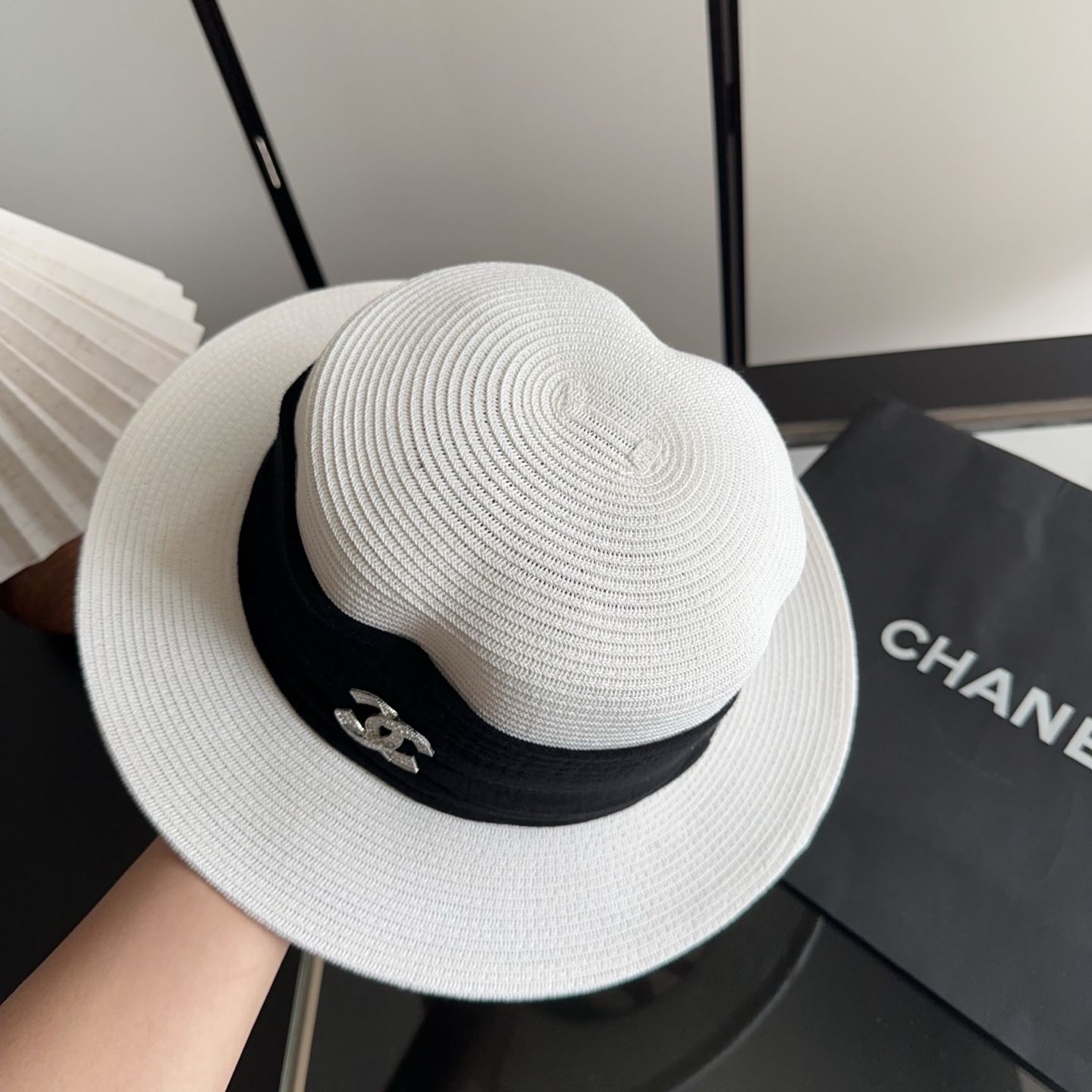 CHANEL香奈儿2026新款平顶草帽 夏天海边首选～新款材质编织而成～质感满分💯