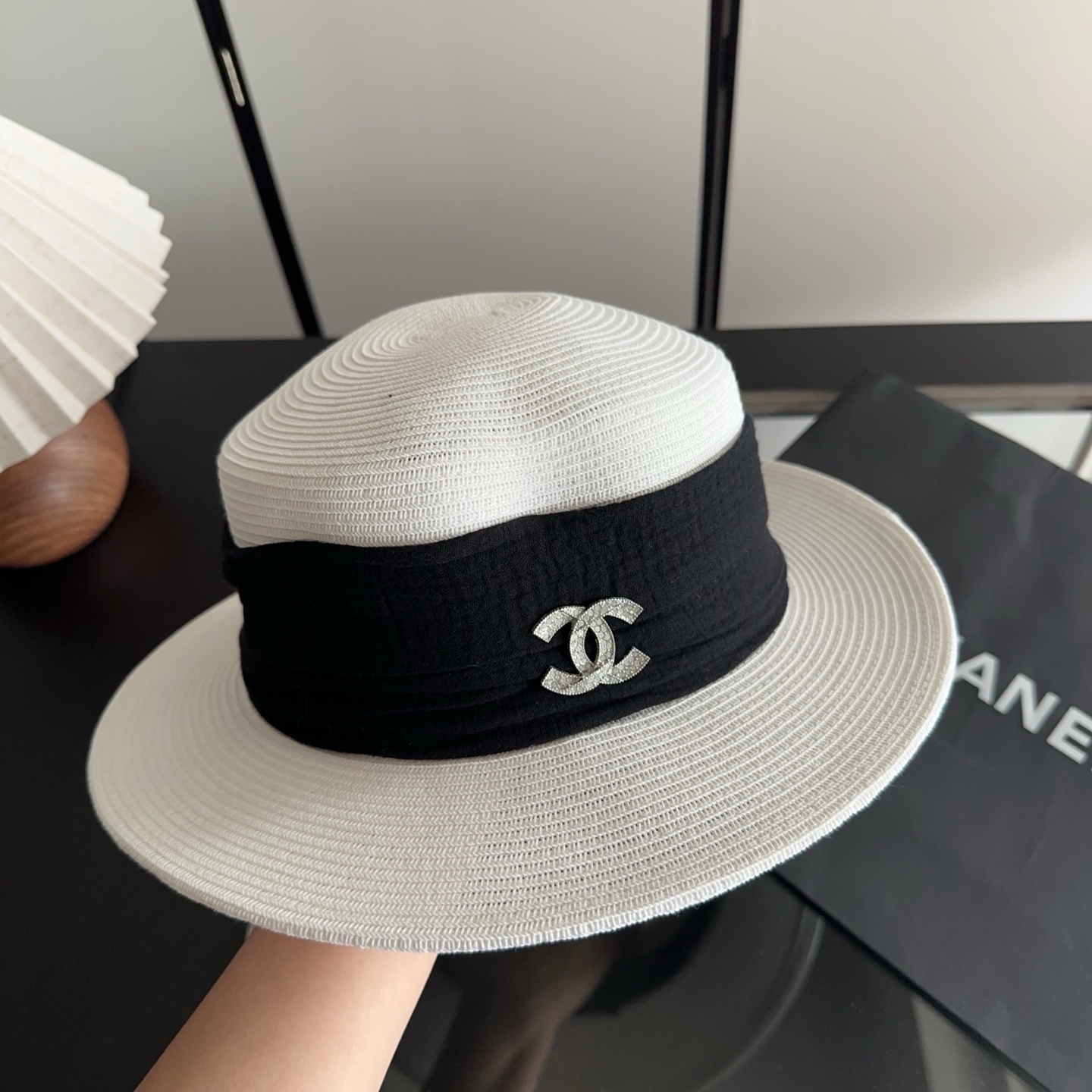CHANEL香奈儿2026新款平顶草帽 夏天海边首选～新款材质编织而成～质感满分💯