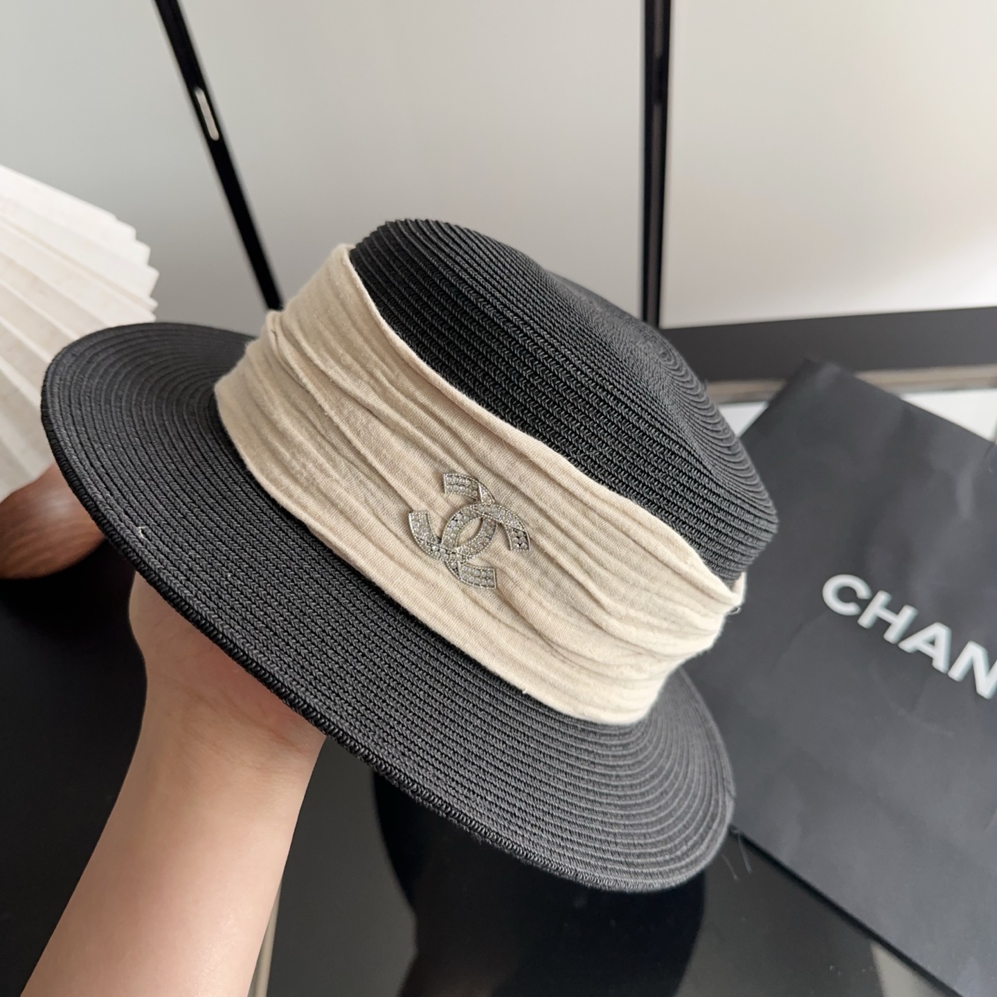 CHANEL香奈儿2026新款平顶草帽 夏天海边首选～新款材质编织而成～质感满分💯