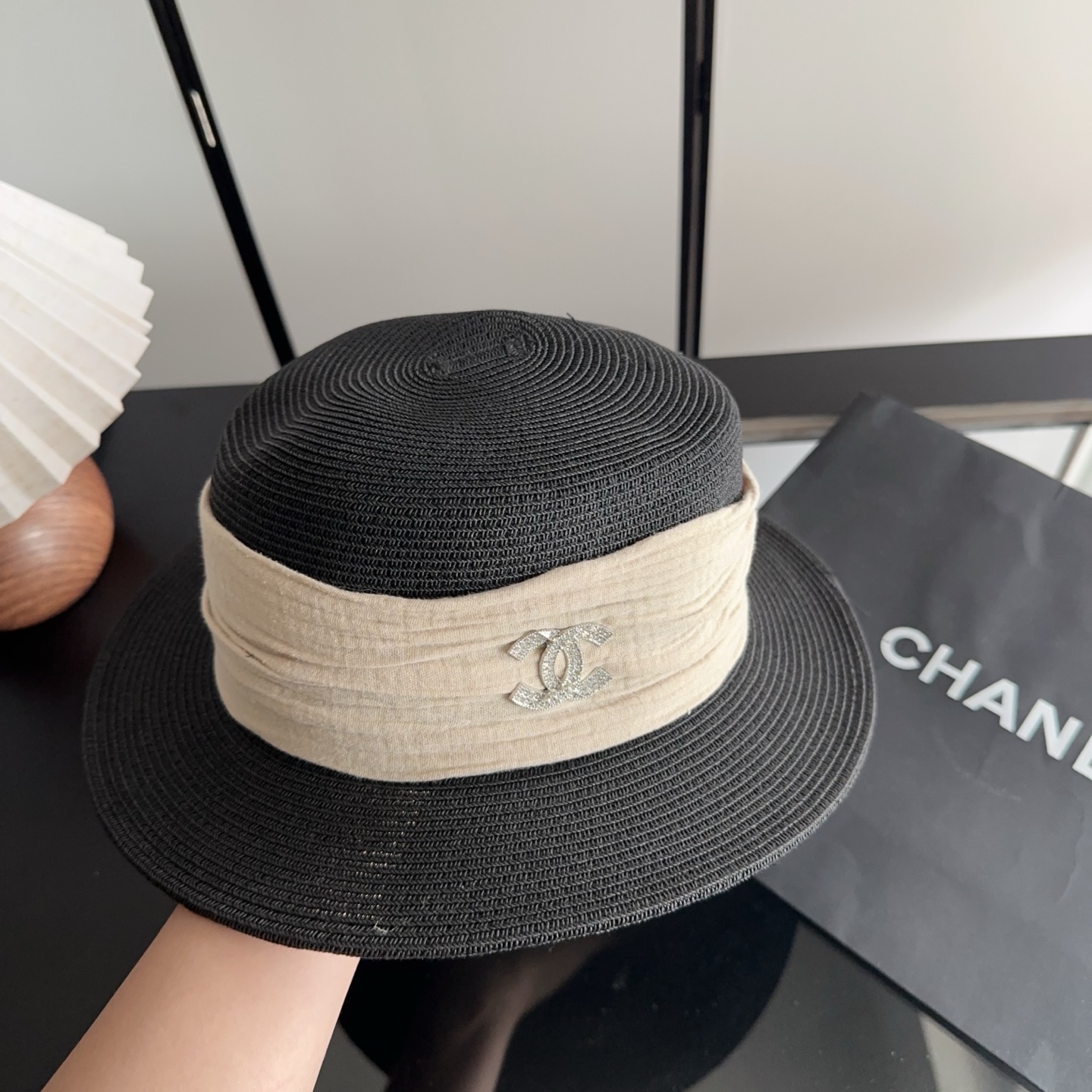CHANEL香奈儿2026新款平顶草帽 夏天海边首选～新款材质编织而成～质感满分💯