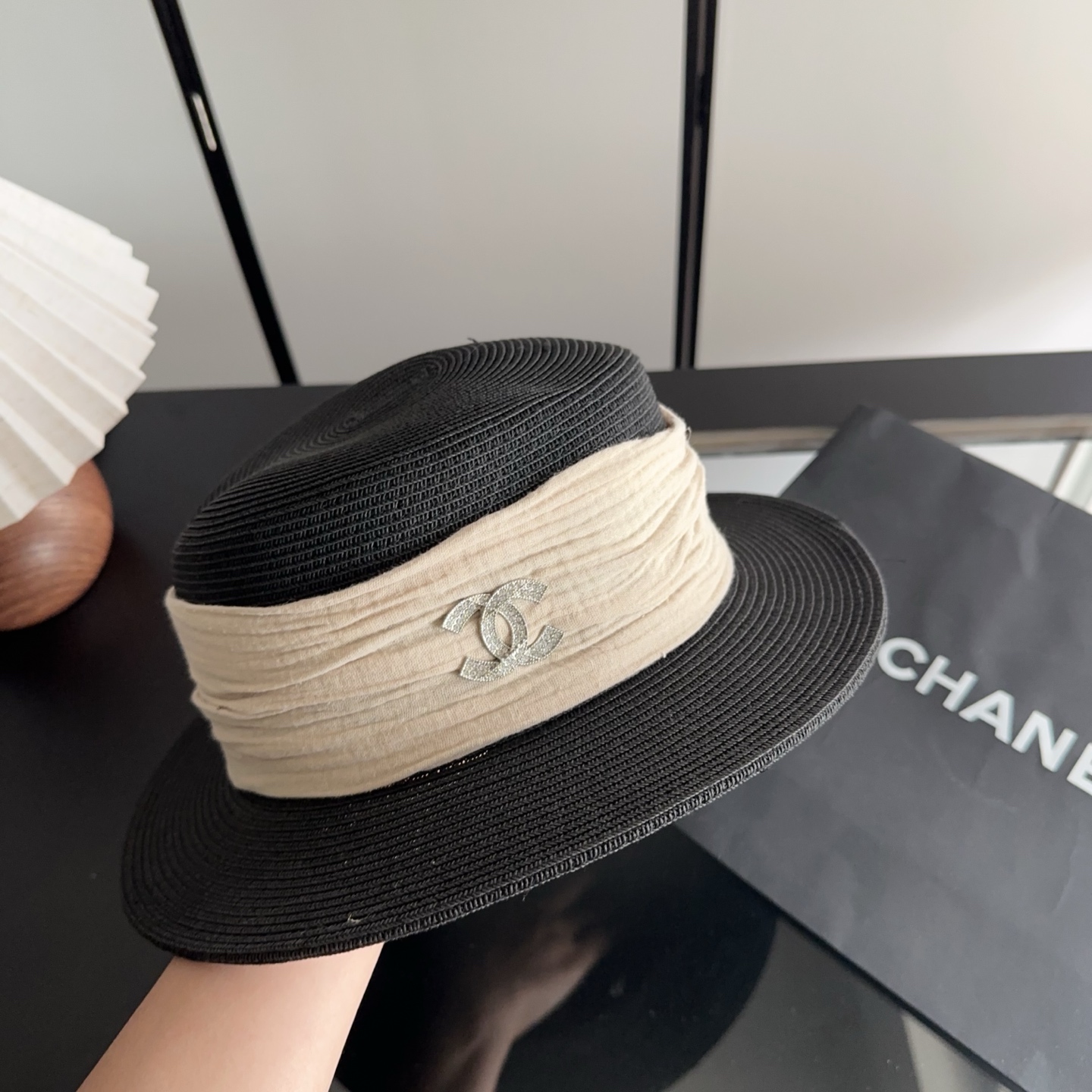 CHANEL香奈儿2026新款平顶草帽 夏天海边首选～新款材质编织而成～质感满分💯