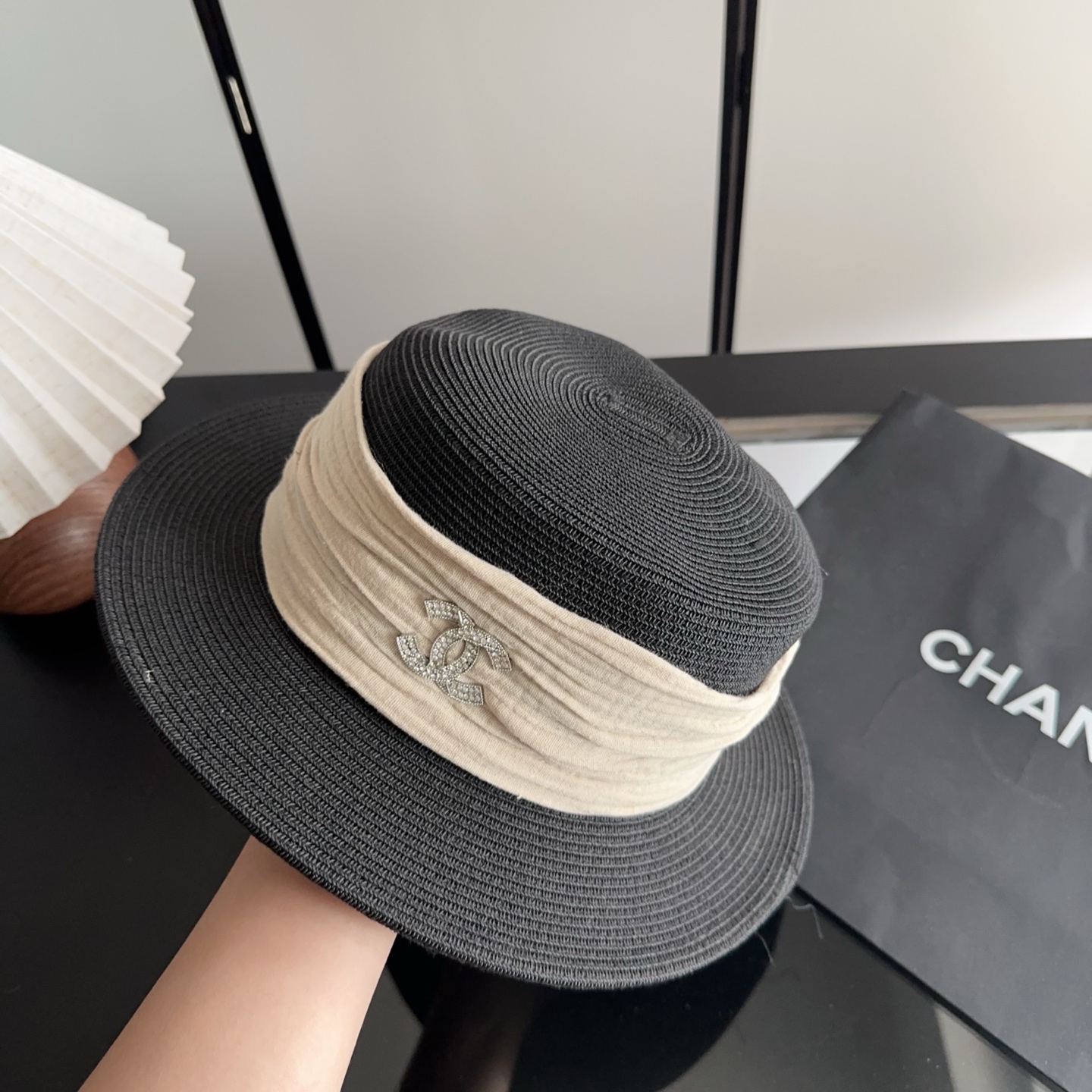 CHANEL香奈儿2026新款平顶草帽 夏天海边首选～新款材质编织而成～质感满分💯