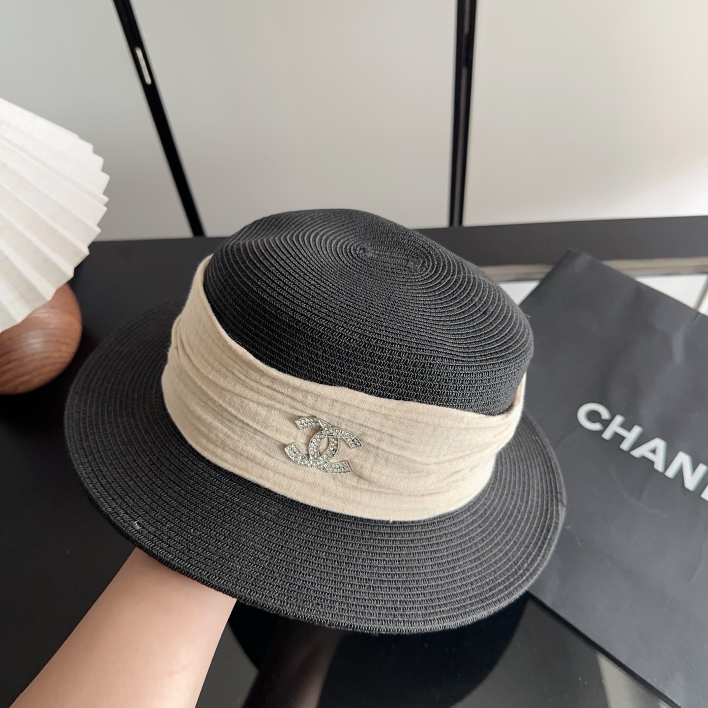 CHANEL香奈儿2026新款平顶草帽 夏天海边首选～新款材质编织而成～质感满分💯