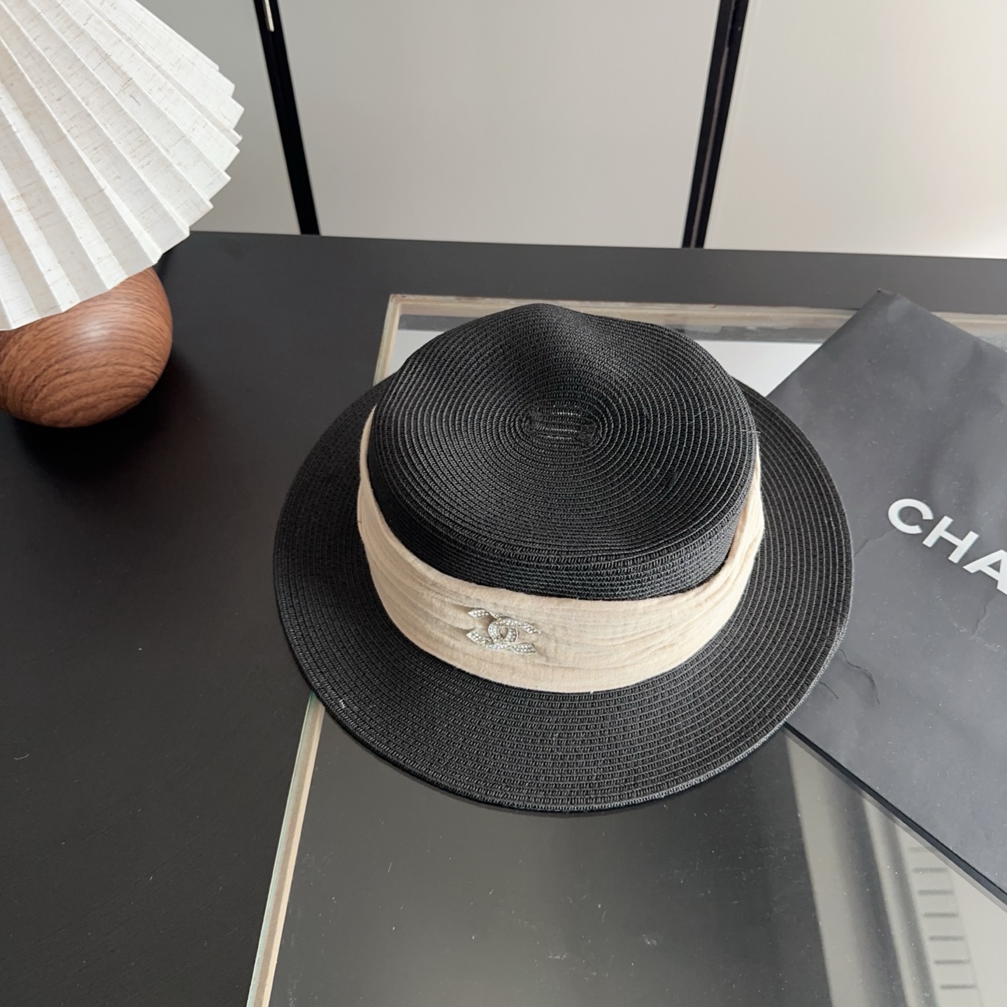 CHANEL香奈儿2026新款平顶草帽 夏天海边首选～新款材质编织而成～质感满分💯