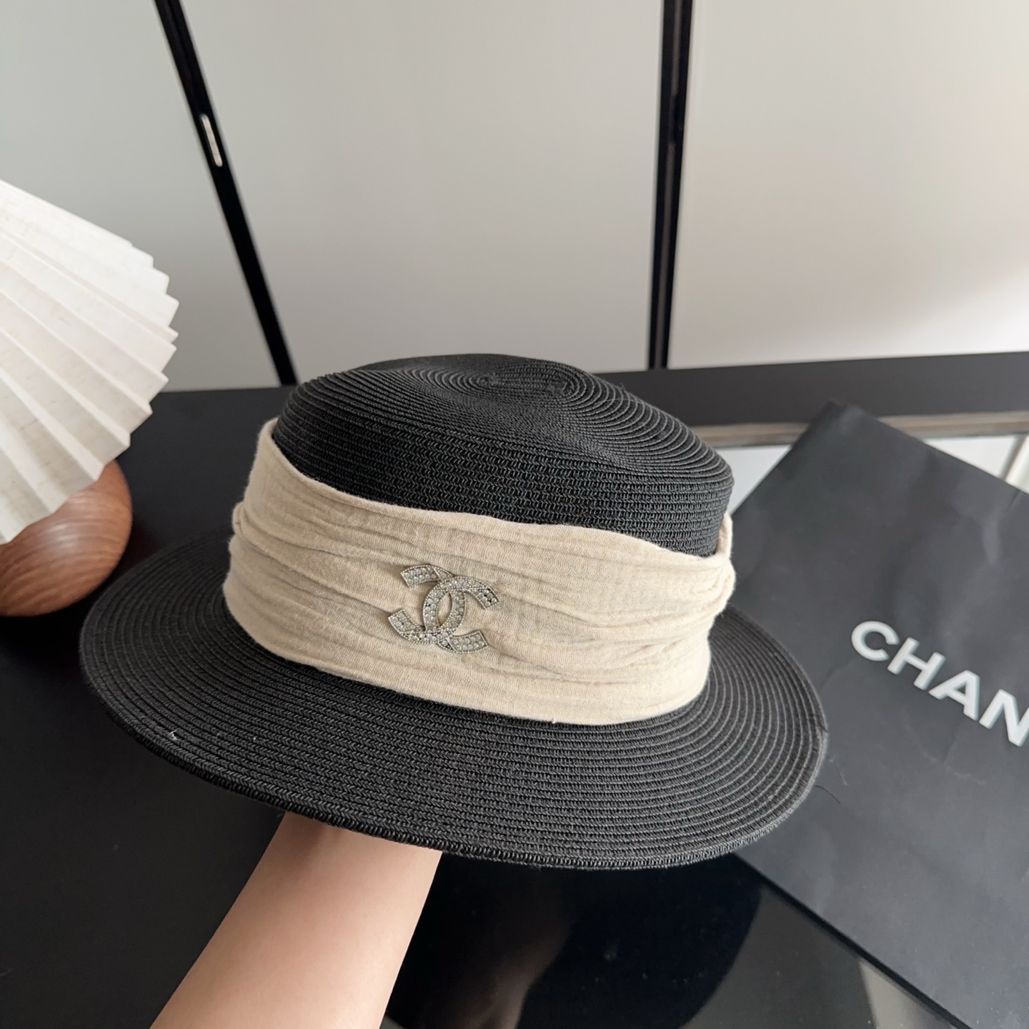 CHANEL香奈儿2026新款平顶草帽 夏天海边首选～新款材质编织而成～质感满分💯