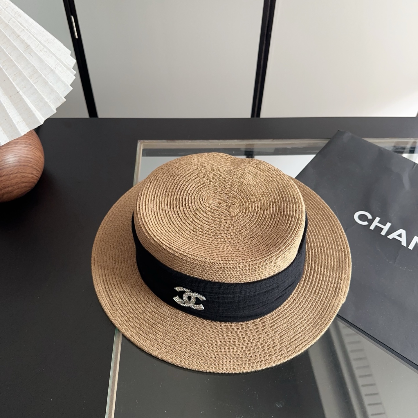 CHANEL香奈儿2026新款平顶草帽 夏天海边首选～新款材质编织而成～质感满分💯