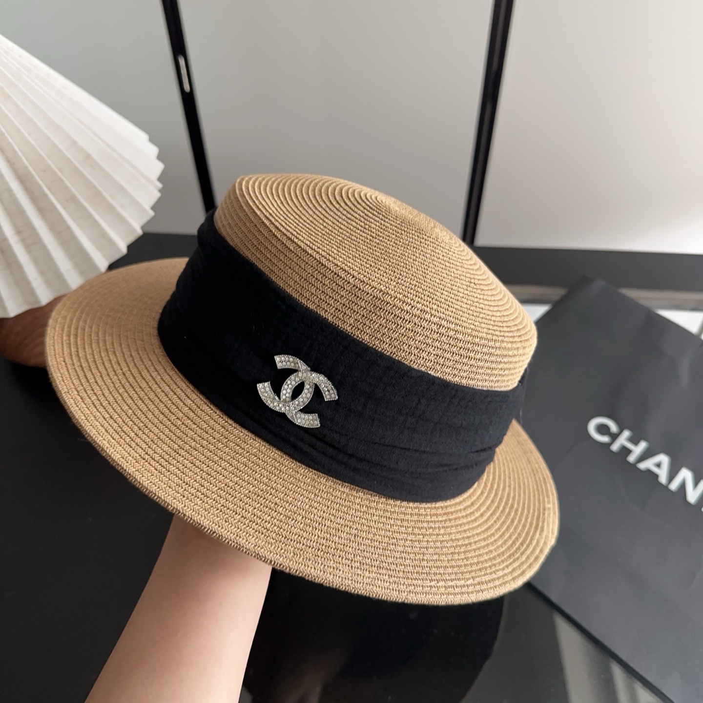 CHANEL香奈儿2026新款平顶草帽 夏天海边首选～新款材质编织而成～质感满分💯