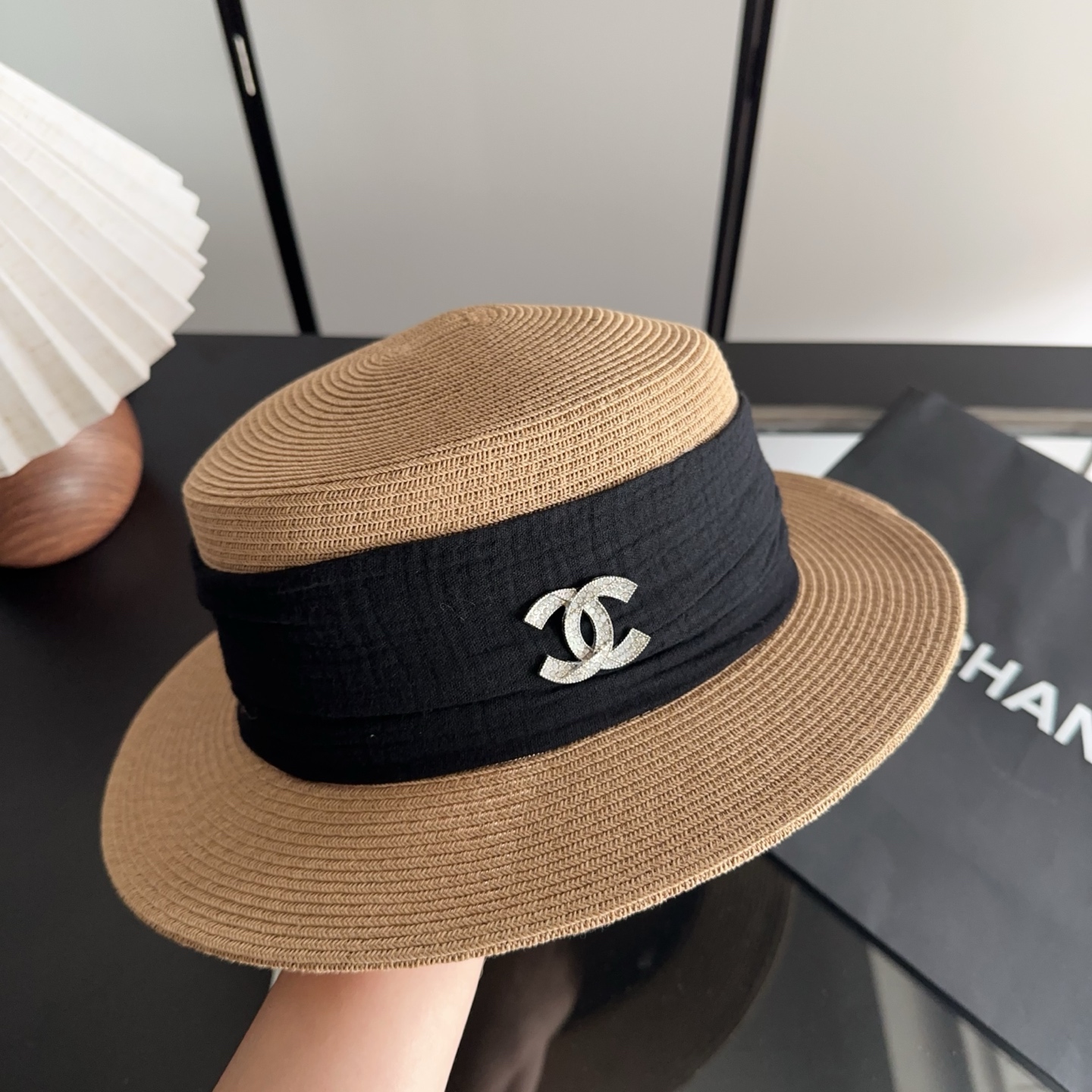 CHANEL香奈儿2026新款平顶草帽 夏天海边首选～新款材质编织而成～质感满分💯