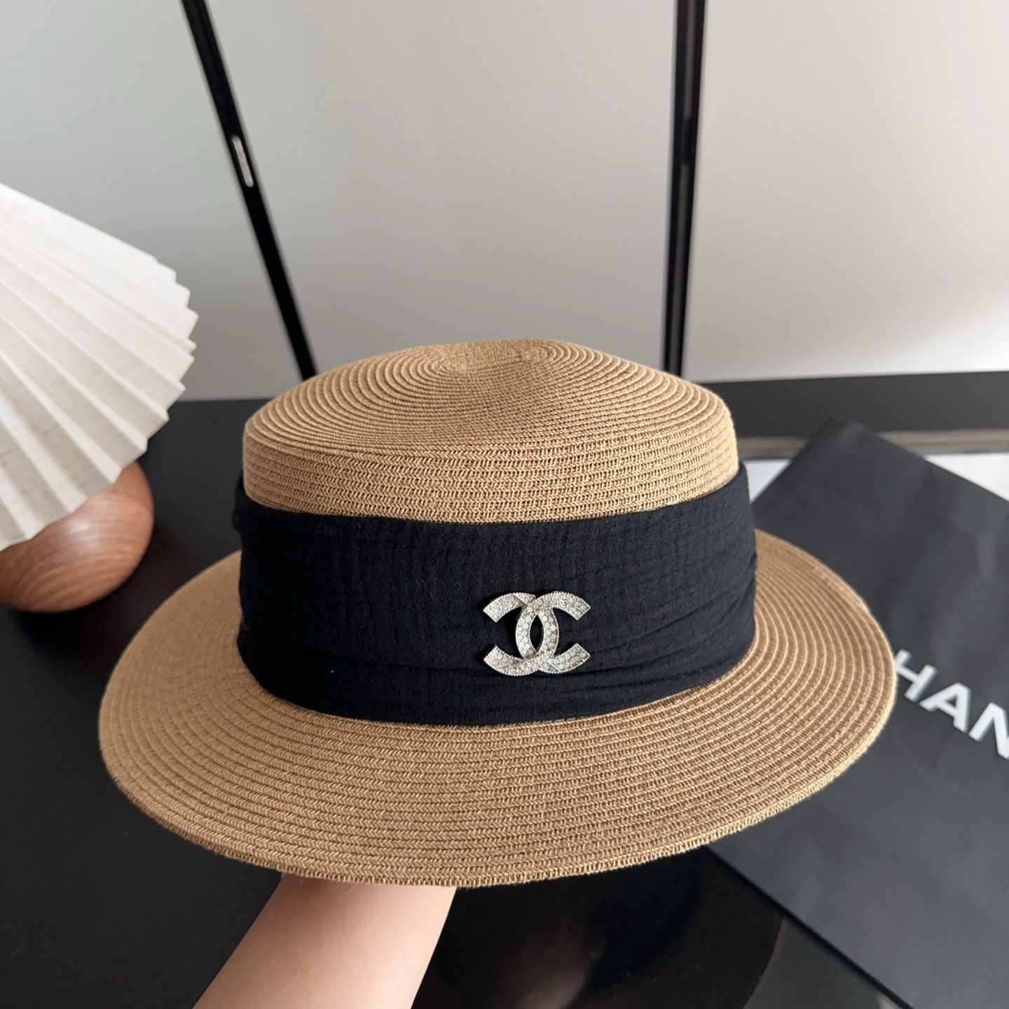 CHANEL香奈儿2026新款平顶草帽 夏天海边首选～新款材质编织而成～质感满分💯