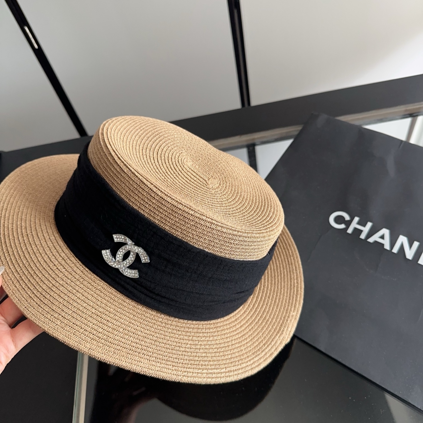 CHANEL香奈儿2026新款平顶草帽 夏天海边首选～新款材质编织而成～质感满分💯
