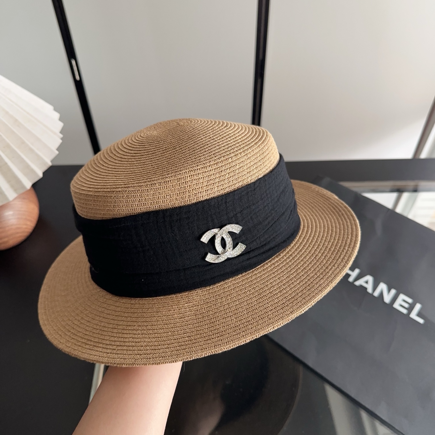 CHANEL香奈儿2026新款平顶草帽 夏天海边首选～新款材质编织而成～质感满分💯