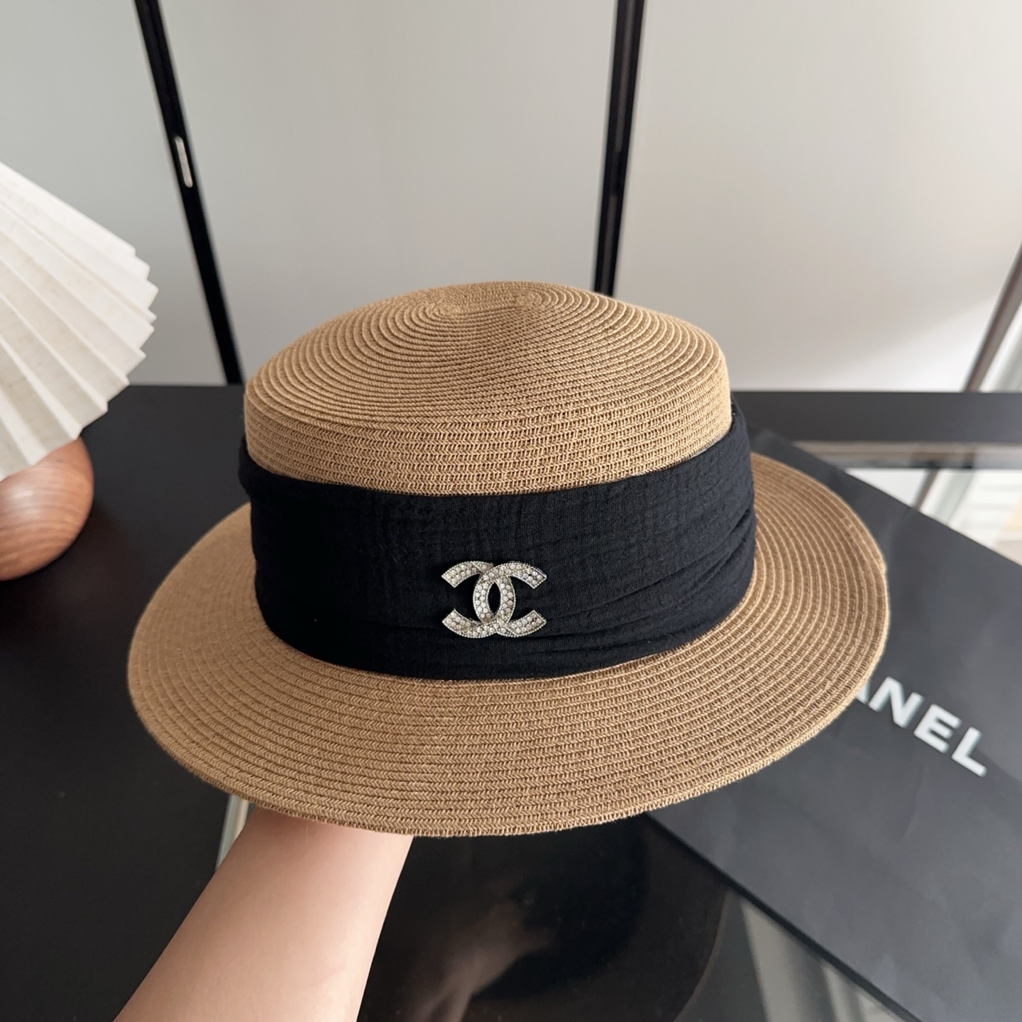 CHANEL香奈儿2026新款平顶草帽 夏天海边首选～新款材质编织而成～质感满分💯