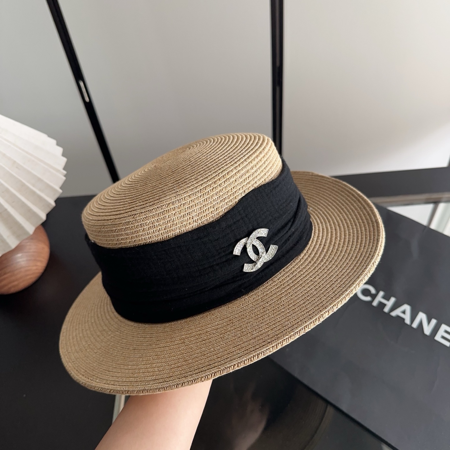CHANEL香奈儿2026新款平顶草帽 夏天海边首选～新款材质编织而成～质感满分💯