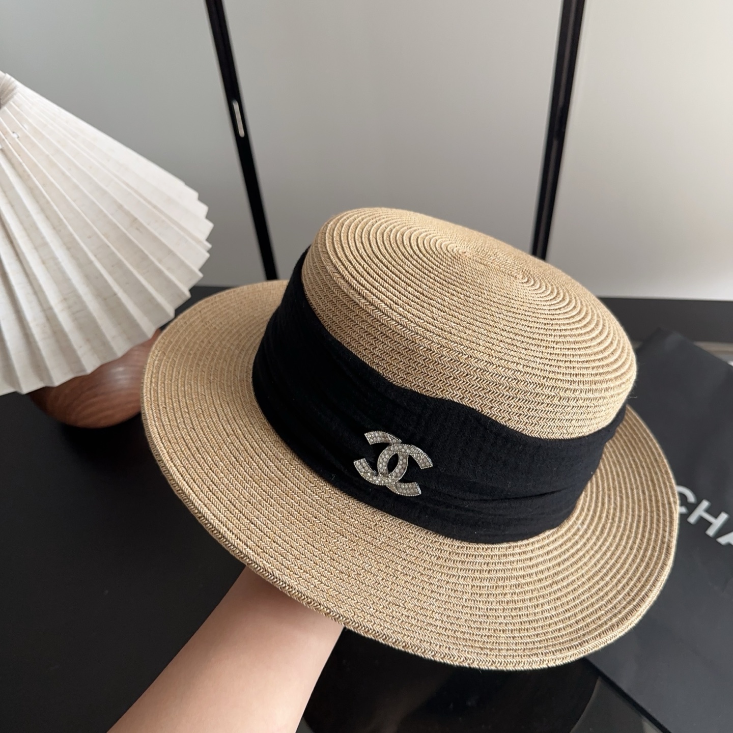 CHANEL香奈儿2026新款平顶草帽 夏天海边首选～新款材质编织而成～质感满分💯