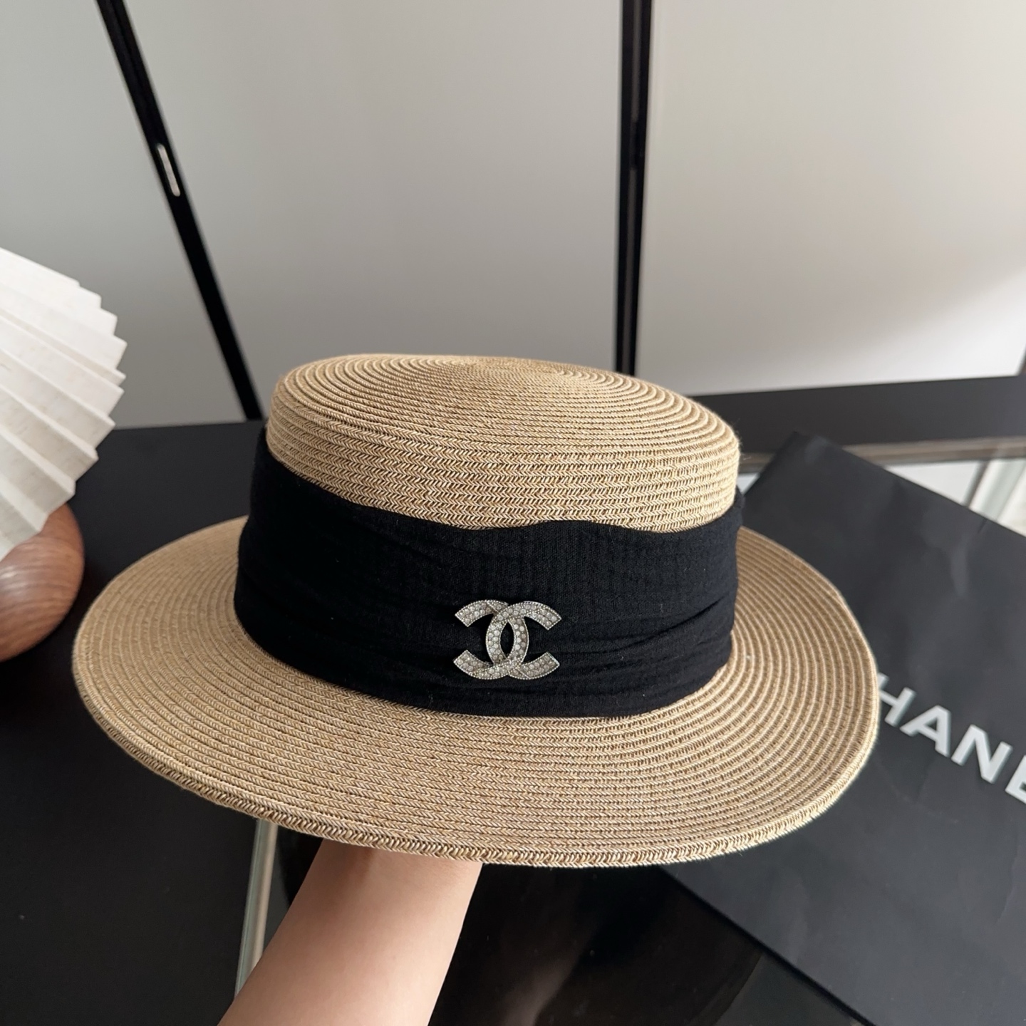 CHANEL香奈儿2026新款平顶草帽 夏天海边首选～新款材质编织而成～质感满分💯